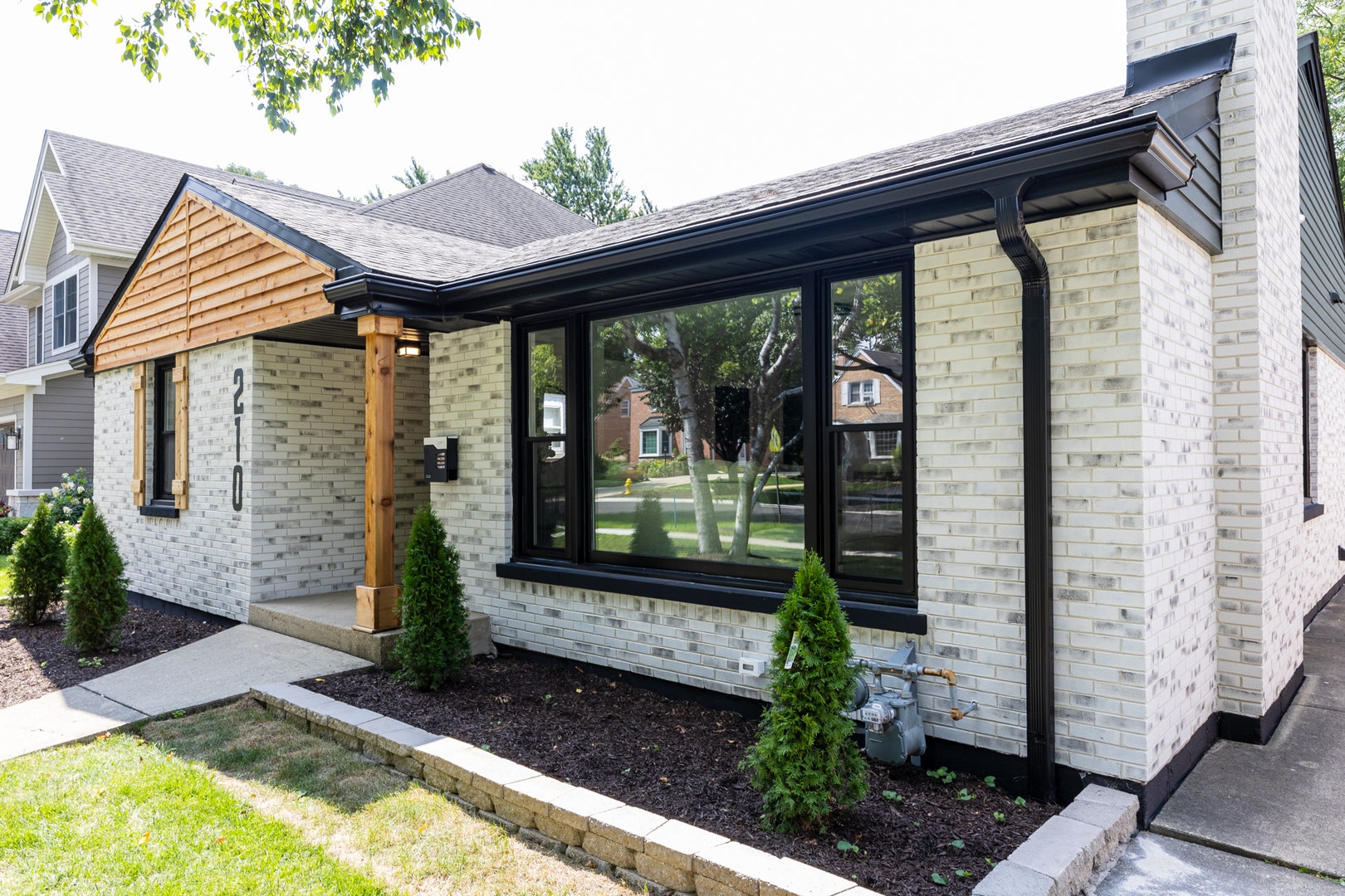 210 S Wa Pella Avenue, Mount Prospect, IL 60056