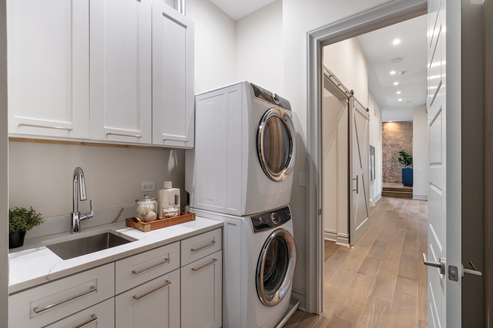 401 N Aberdeen Street, #4N, Chicago, IL 60642 401 N Aberdeen Street, #4N, Chicago, IL 60642