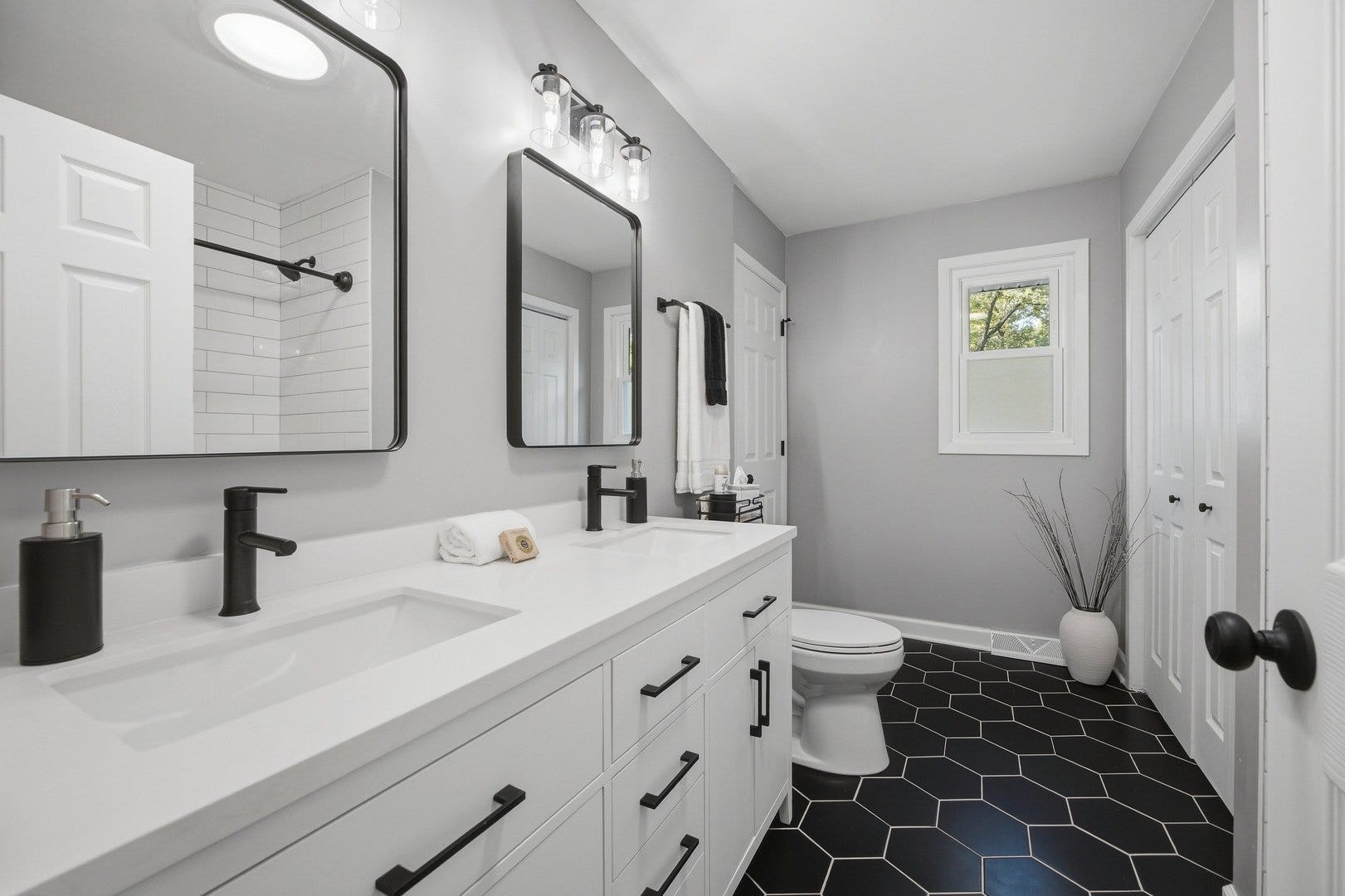8009 Winter Circle, Downers Grove, IL 60516 Primary Bathroom