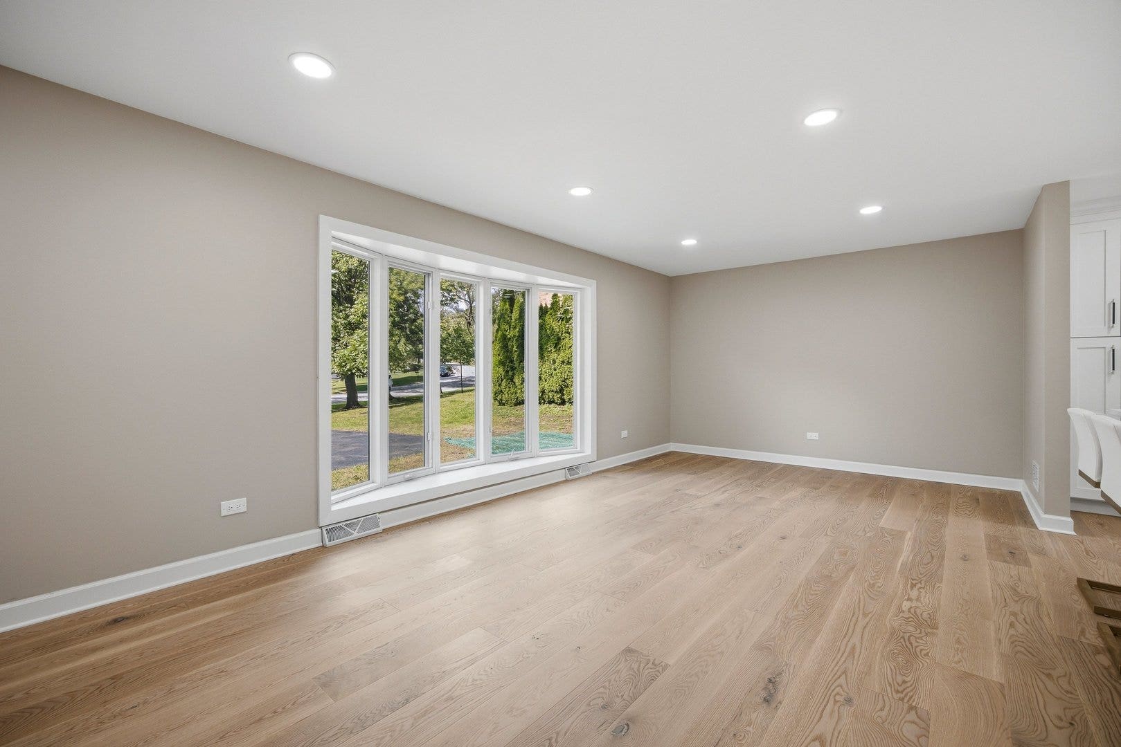 8009 Winter Circle, Downers Grove, IL 60516 8009 Winter Circle, Downers Grove, IL 60516