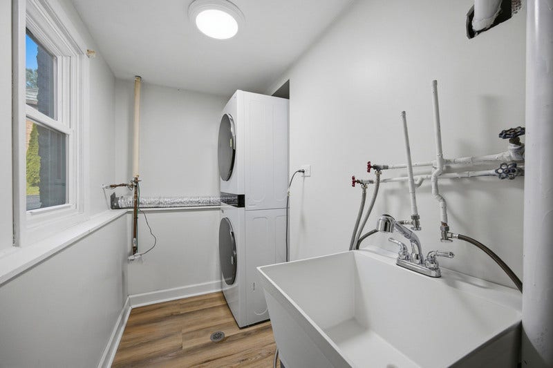 8009 Winter Circle, Downers Grove, IL 60516 New stackable washer/dryer and utility sink