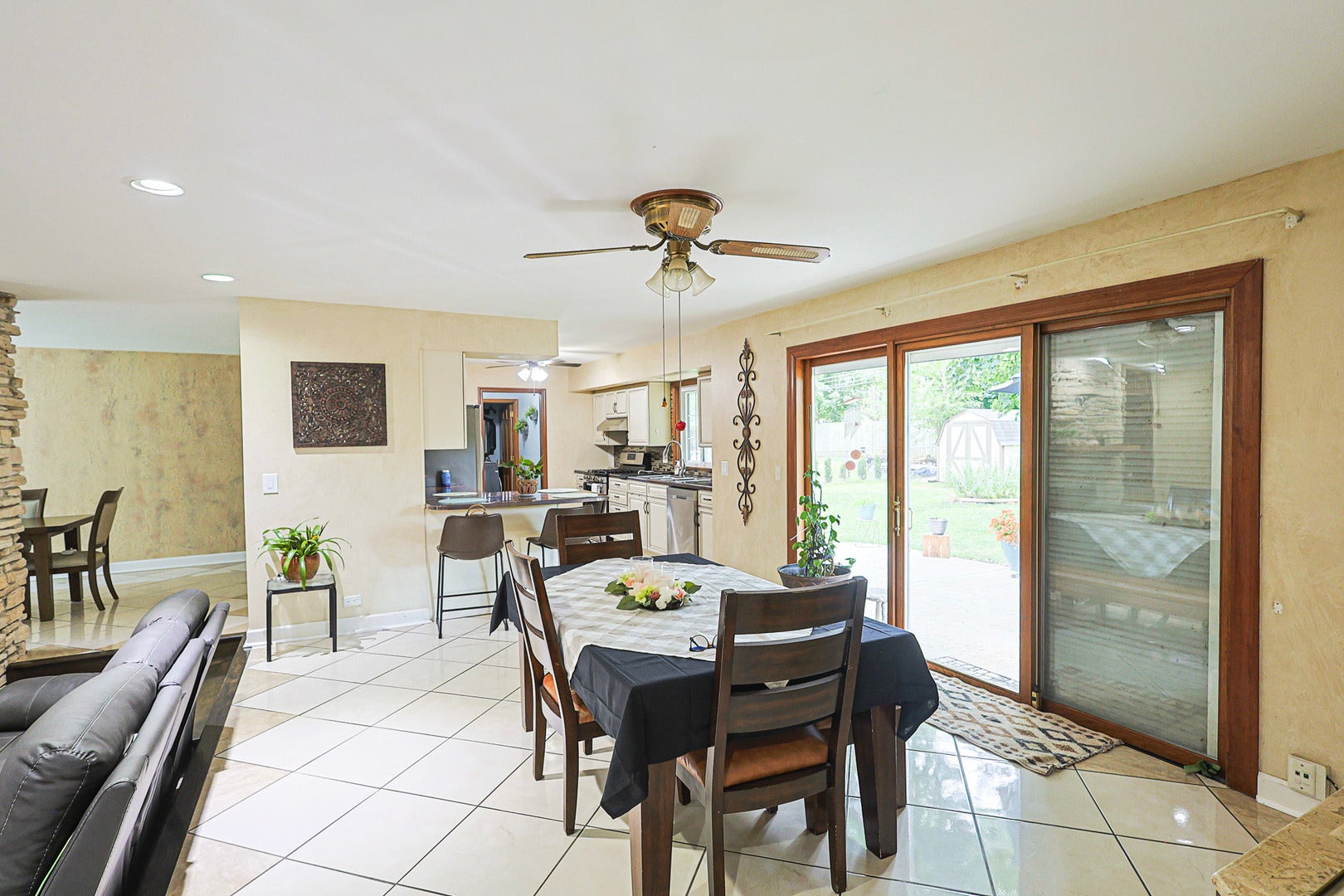 1431 Maple Lane, Elgin, IL 60123 1431 Maple Lane, Elgin, IL 60123