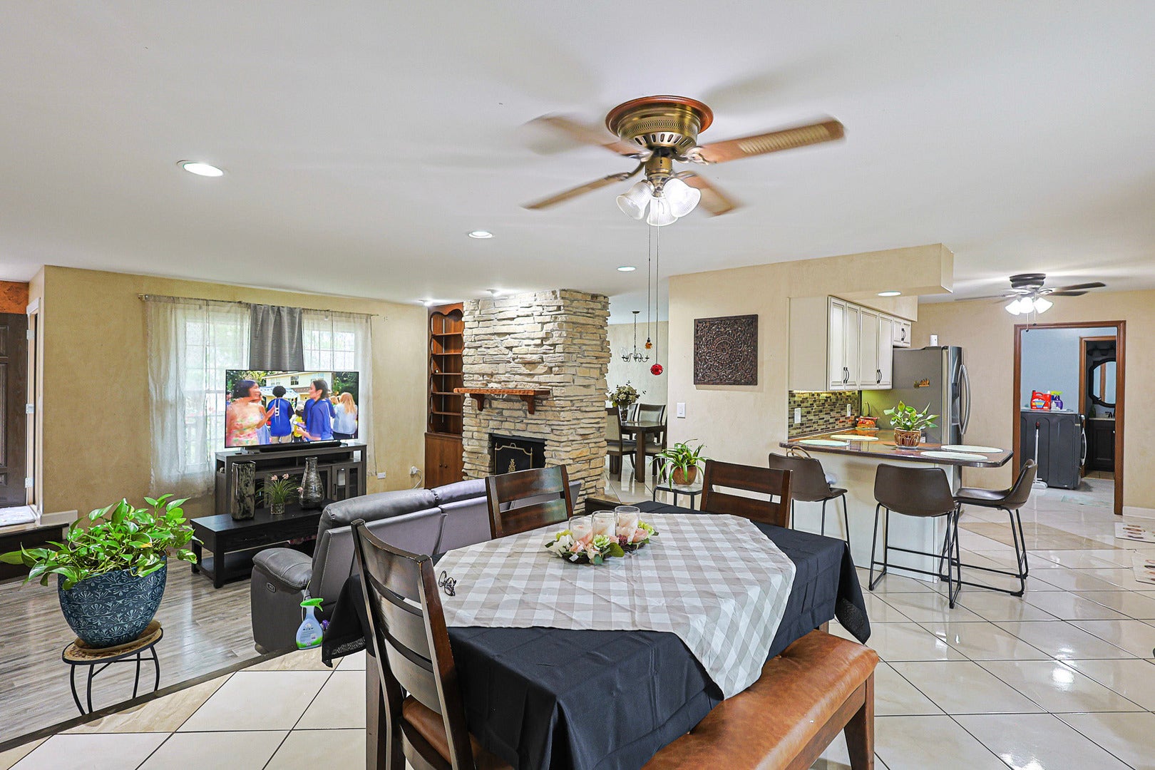 1431 Maple Lane, Elgin, IL 60123 1431 Maple Lane, Elgin, IL 60123