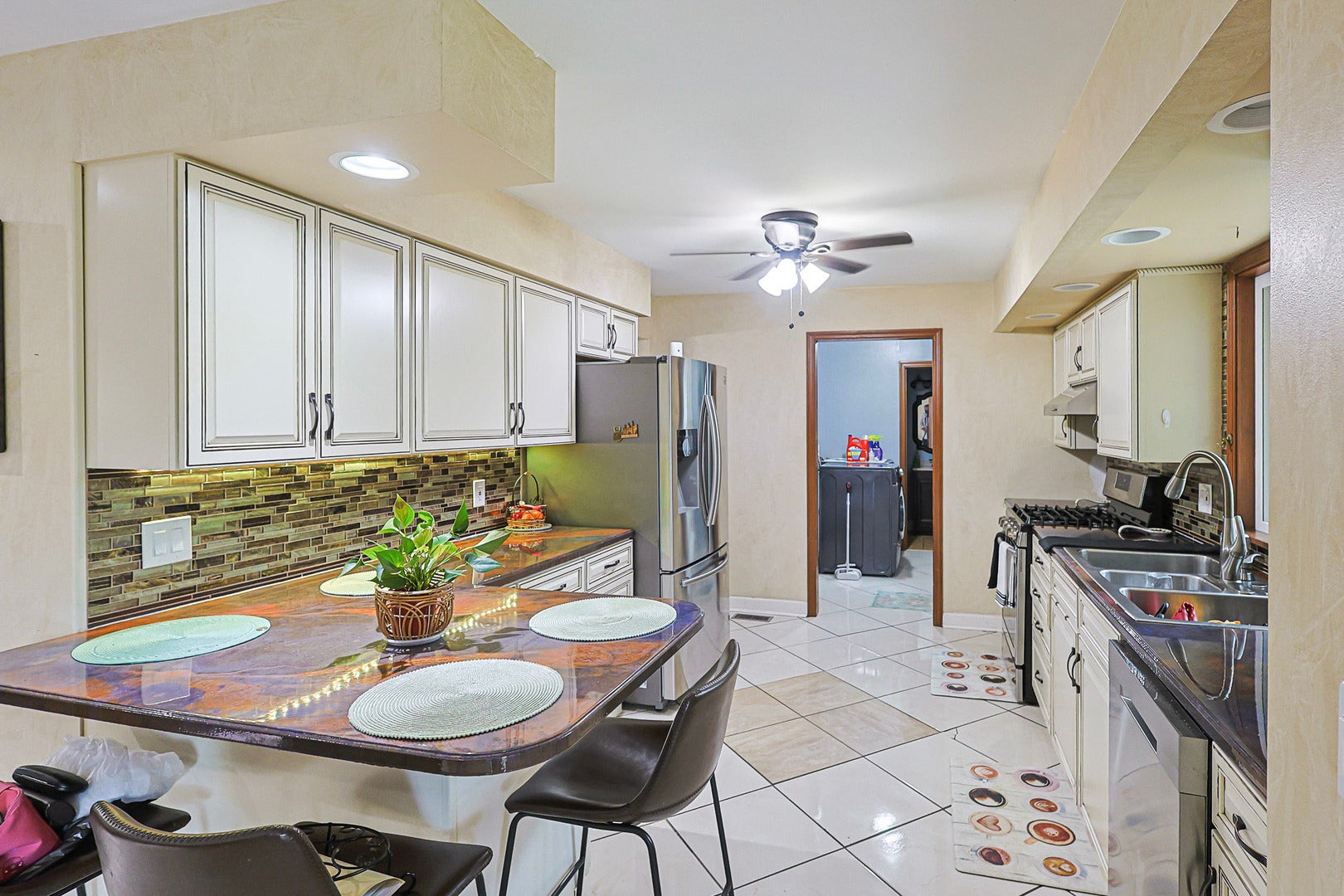 1431 Maple Lane, Elgin, IL 60123 1431 Maple Lane, Elgin, IL 60123