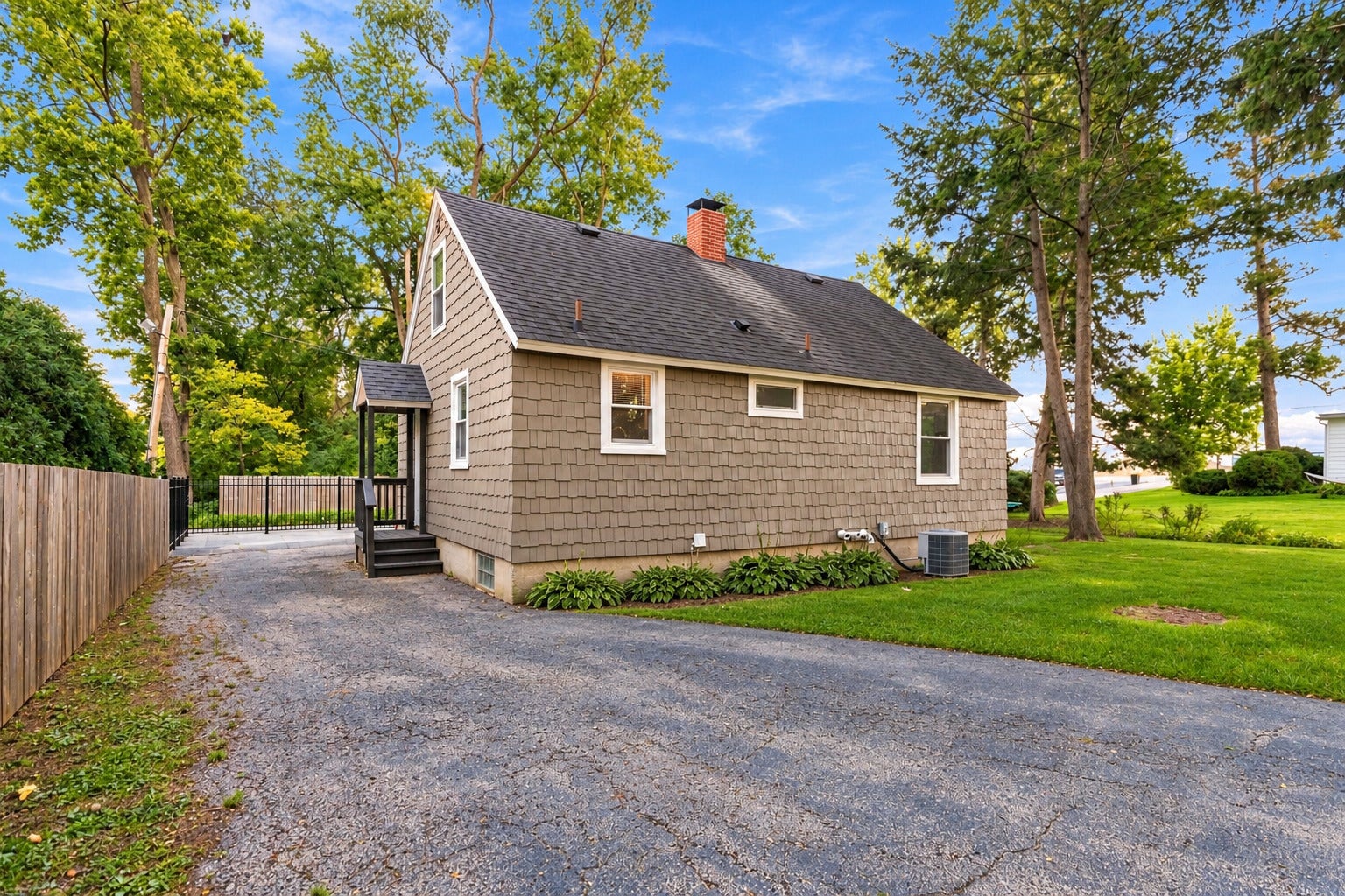 254 W Main Street, Carpentersville, IL 60110 254 W Main Street, Carpentersville, IL 60110