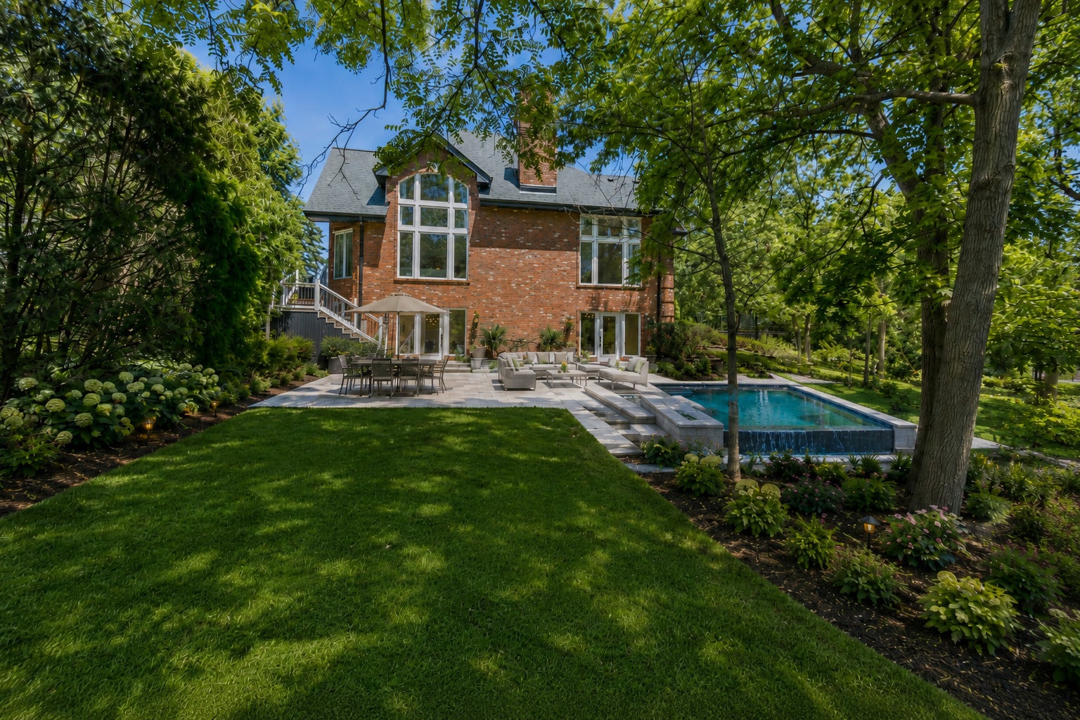Virtual Image of side yard with a pool!