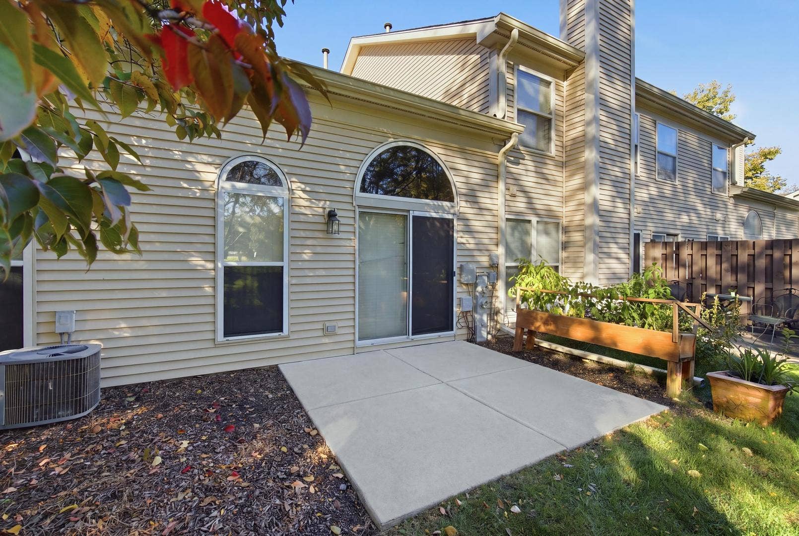 1055 Woodhill Court, Elgin, IL 60120