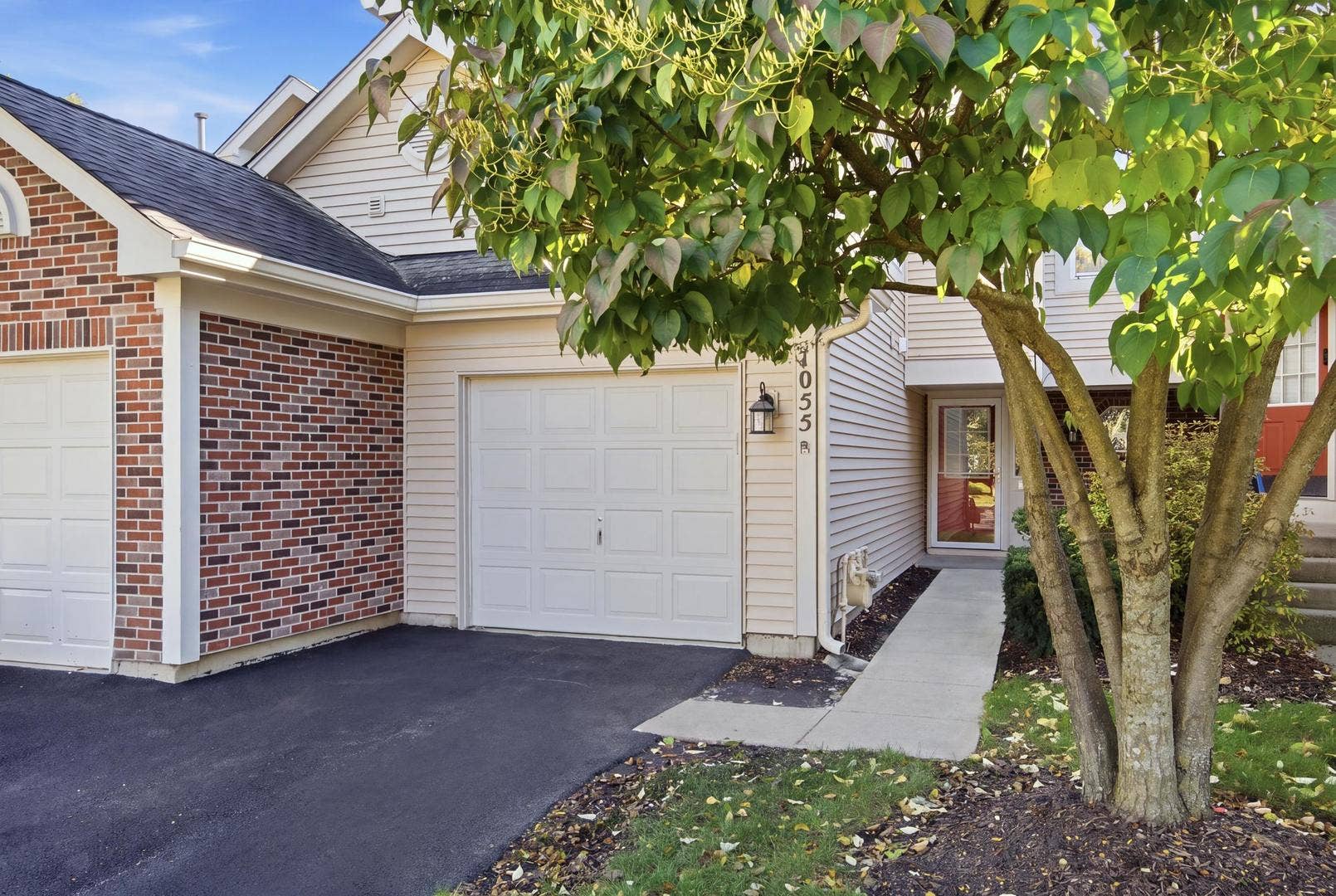 1055 Woodhill Court, Elgin, IL 60120