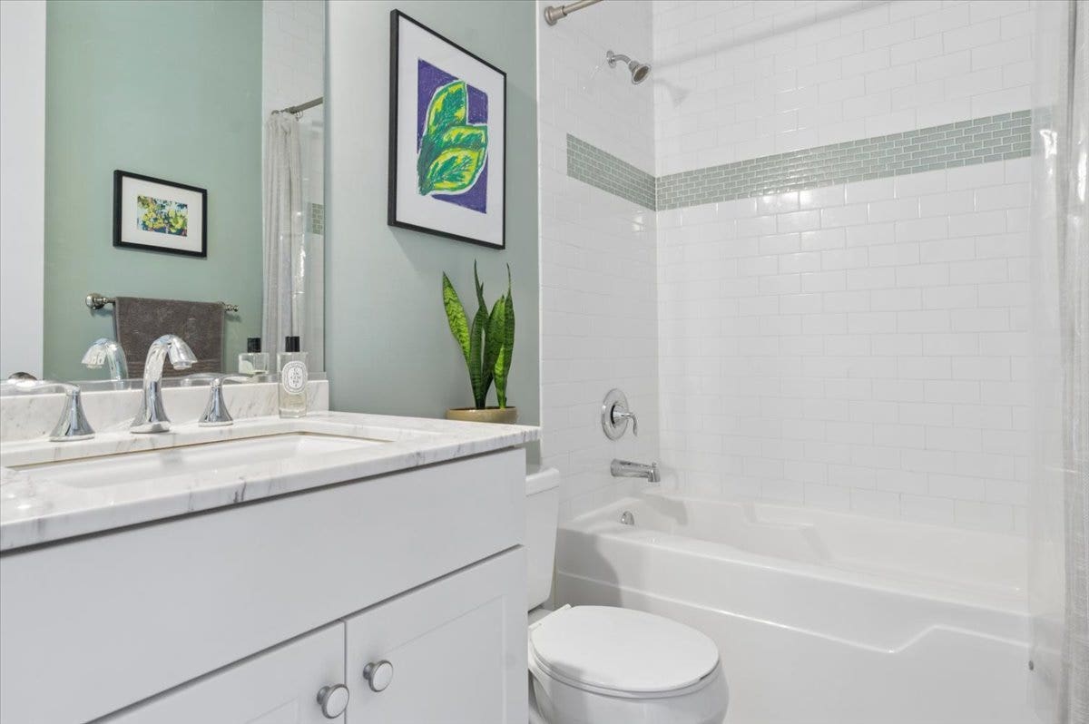 5647 N CLARK Street, #402, Chicago, IL 60660