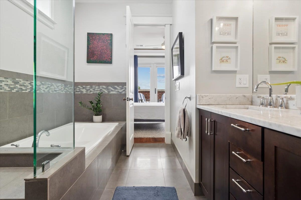 5647 N CLARK Street, #402, Chicago, IL 60660
