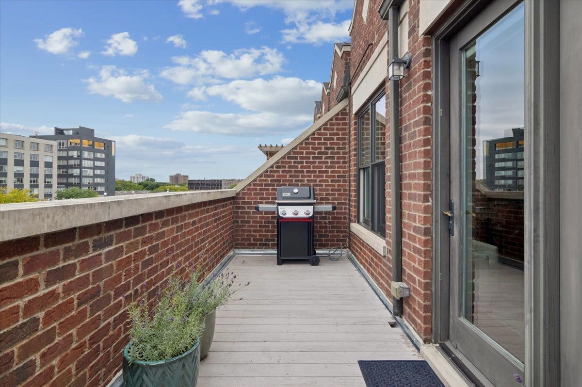 5647 N CLARK Street, #402, Chicago, IL 60660
