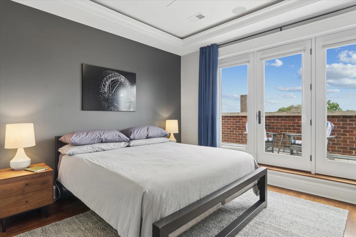 5647 N CLARK Street, #402, Chicago, IL 60660