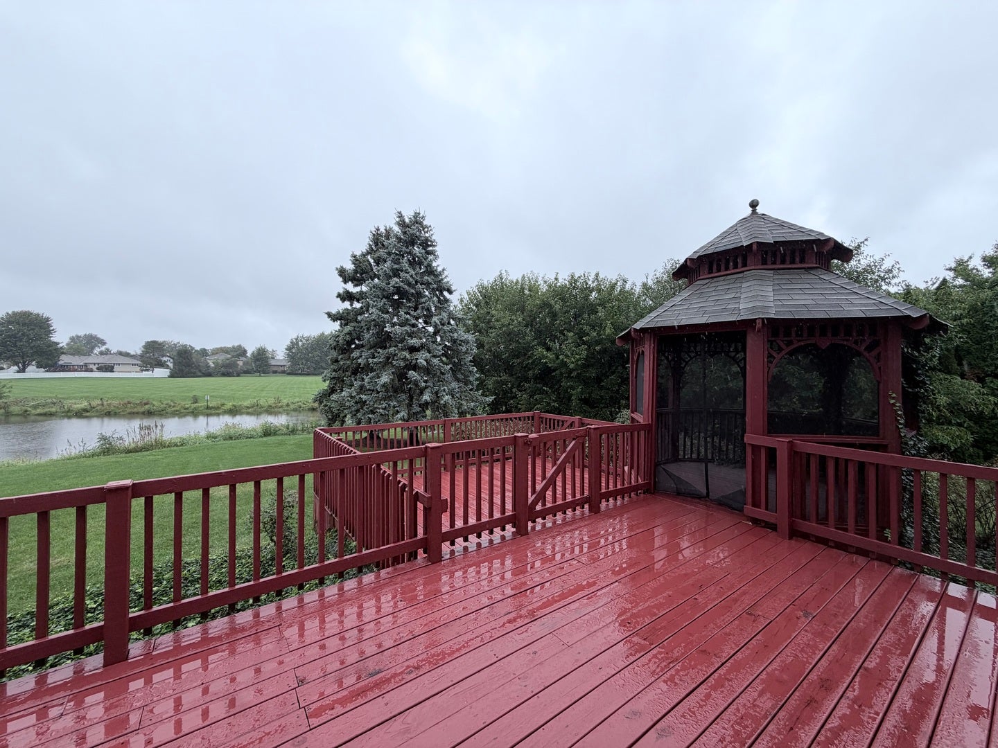 2 LARGE DECKS PLUS SCREENED IN GAZEBO