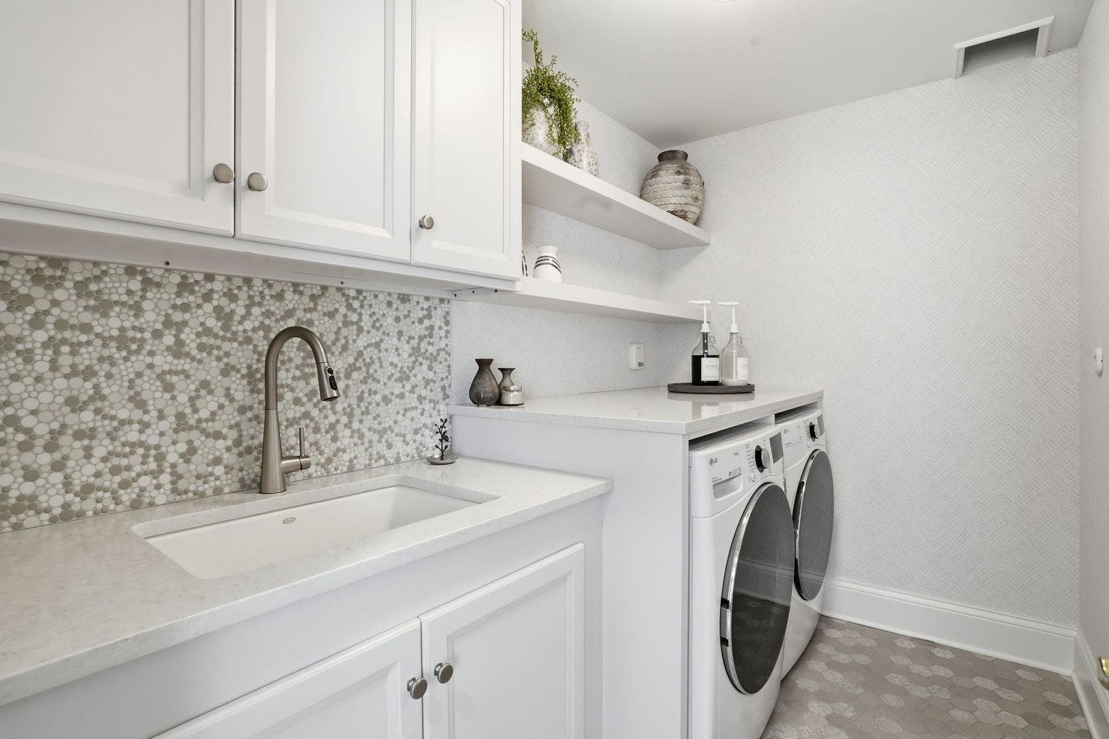 1877 Banbury Road, Inverness, IL 60067 Main Floor Laundry