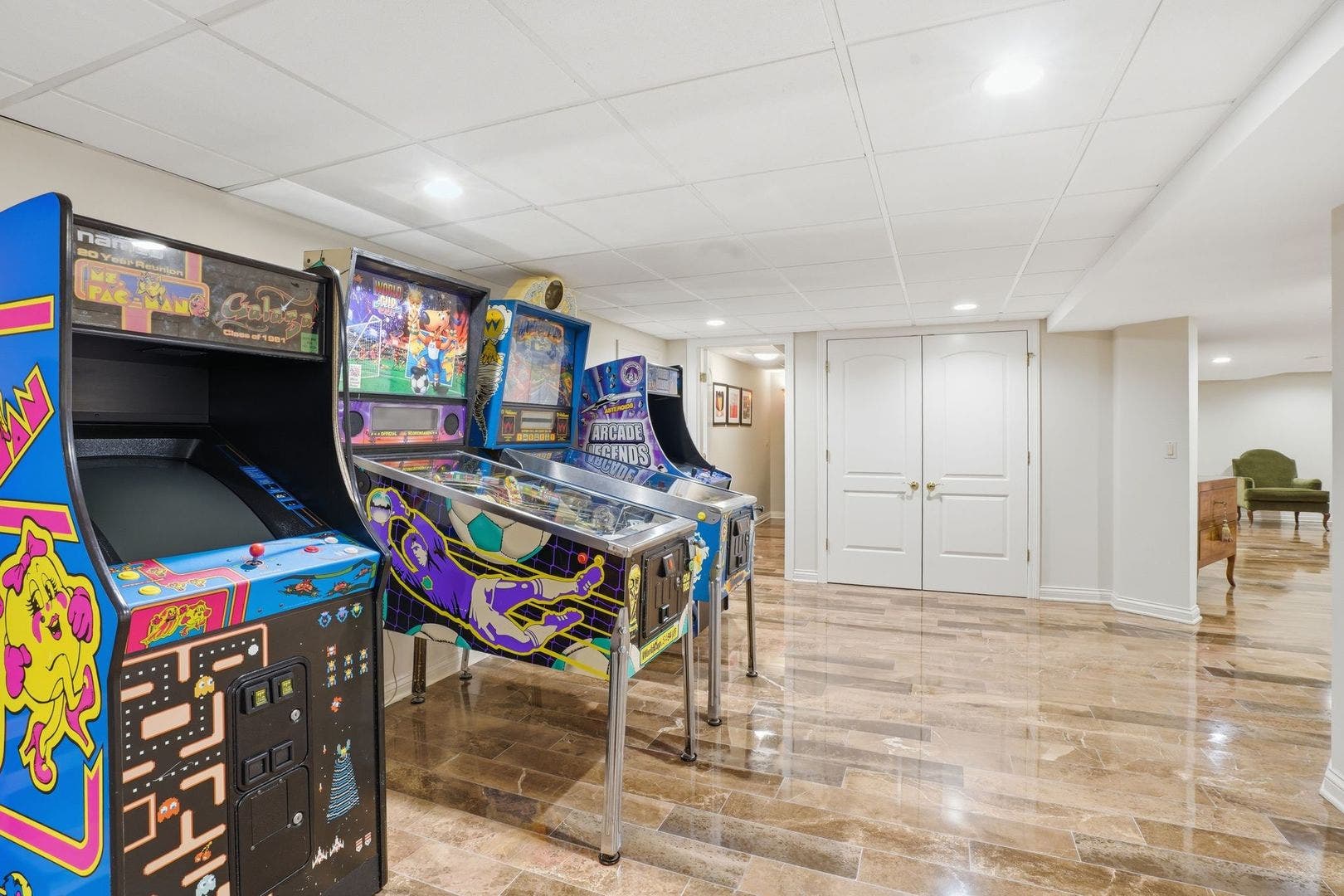 1877 Banbury Road, Inverness, IL 60067 1877 Banbury Road, Inverness, IL 60067