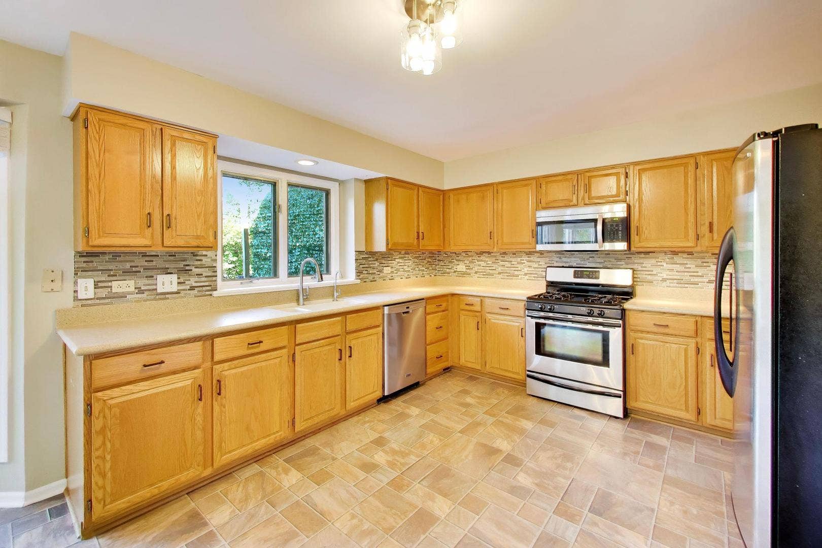 250 Knoll Street, Wheaton, IL 60187 250 Knoll Street, Wheaton, IL 60187