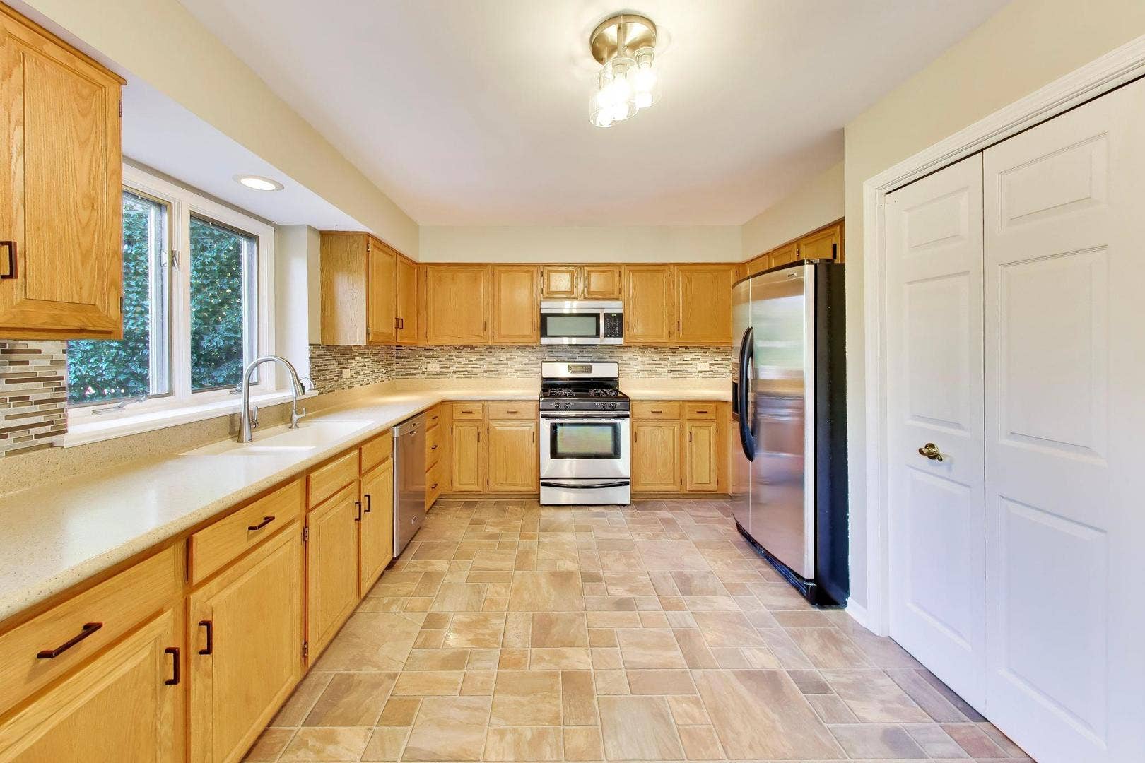 250 Knoll Street, Wheaton, IL 60187 250 Knoll Street, Wheaton, IL 60187