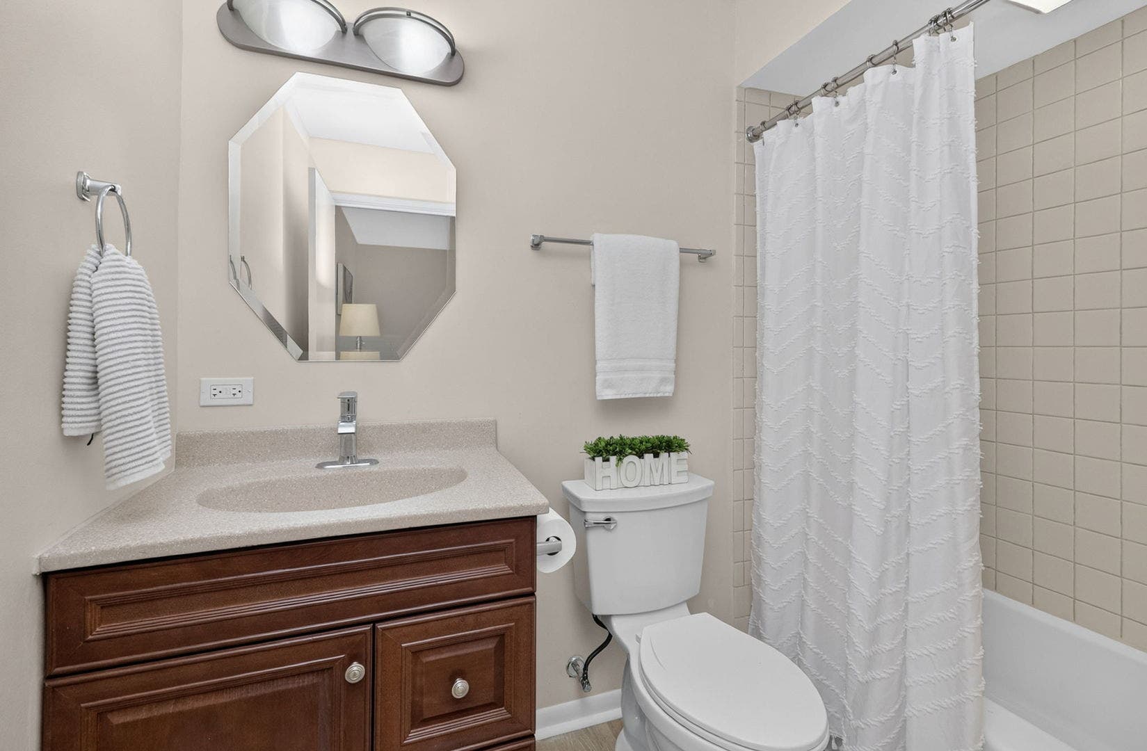 7353 Blackburn Avenue, #K106, Downers Grove, IL 60516 Primary Bath