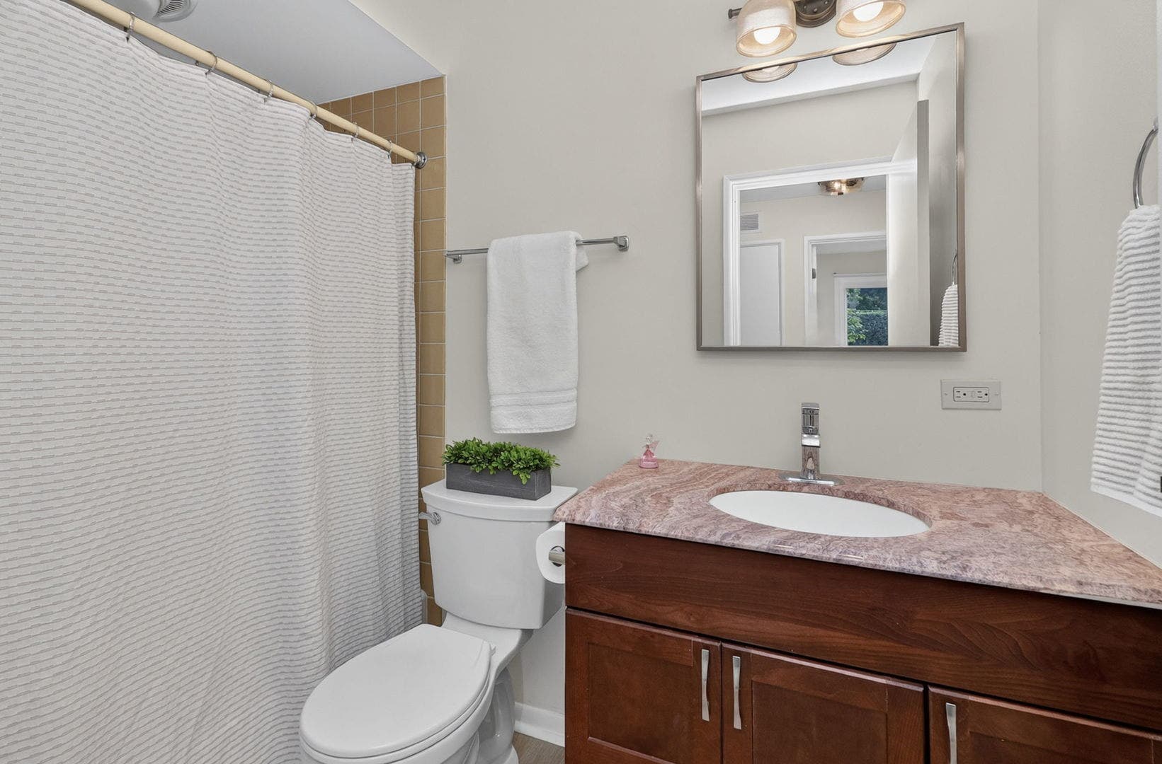 7353 Blackburn Avenue, #K106, Downers Grove, IL 60516 Hall Bath