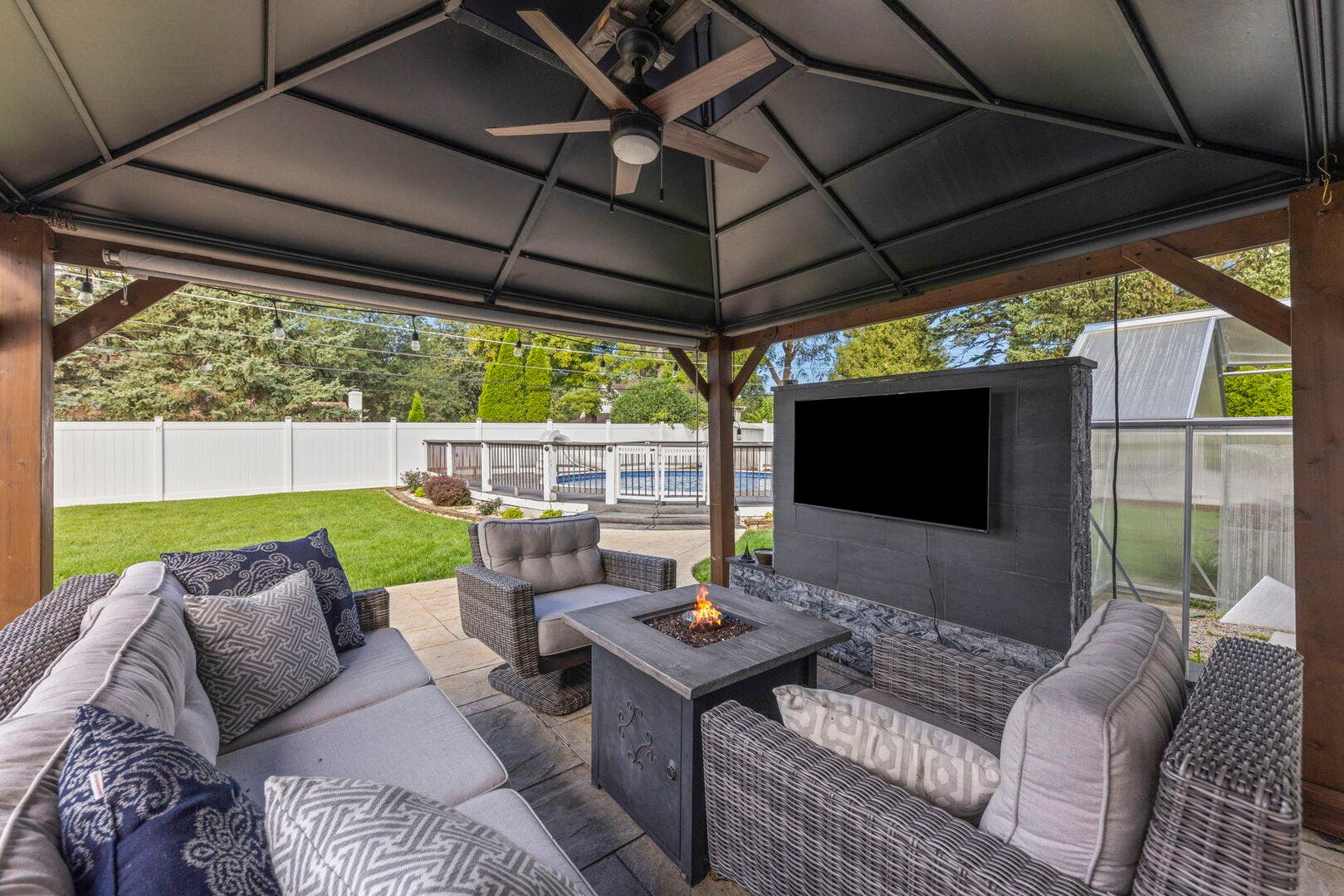 390 S Kenilworth Avenue, Glen Ellyn, IL 60137 390 S Kenilworth Avenue, Glen Ellyn, IL 60137