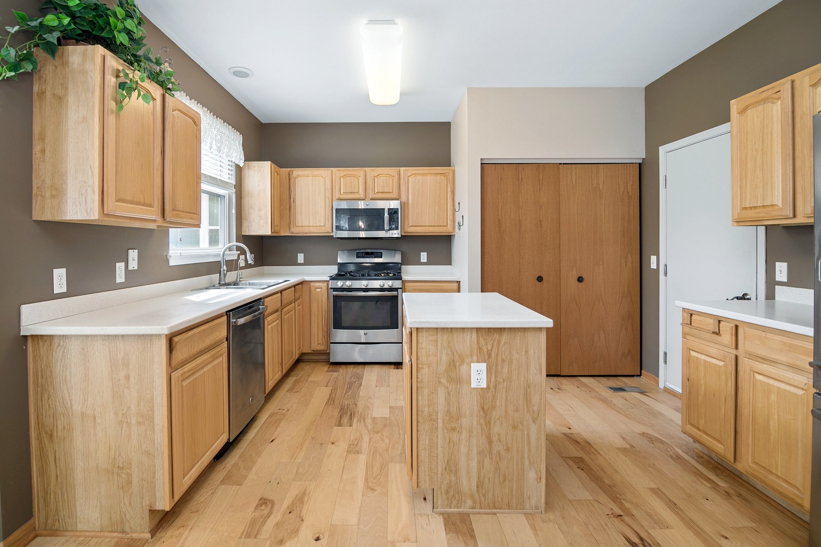 1561 W Cadillac Circle, Romeoville, IL 60446 1561 W Cadillac Circle, Romeoville, IL 60446