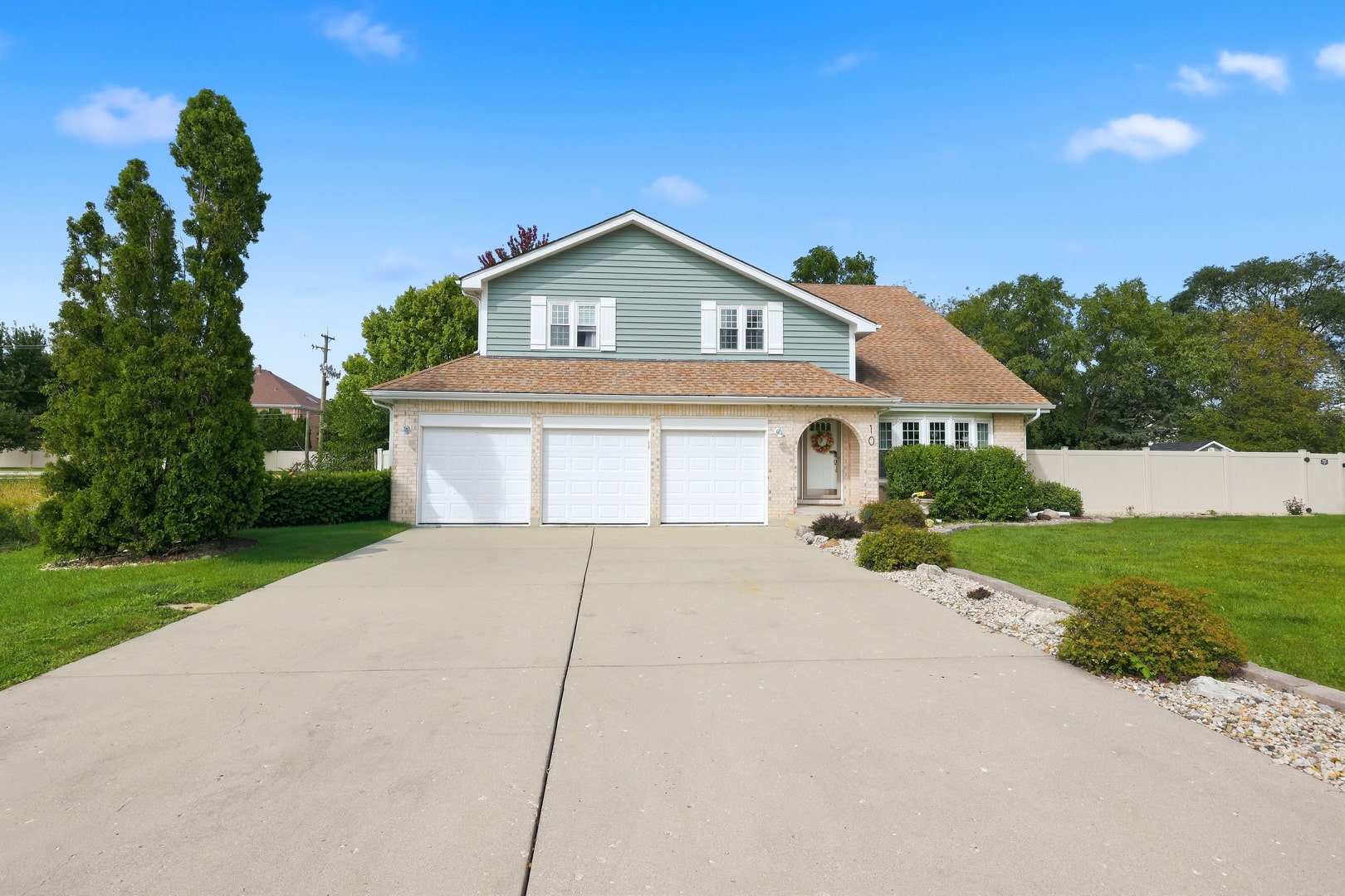 10 Americana Court, Roselle, IL 60172