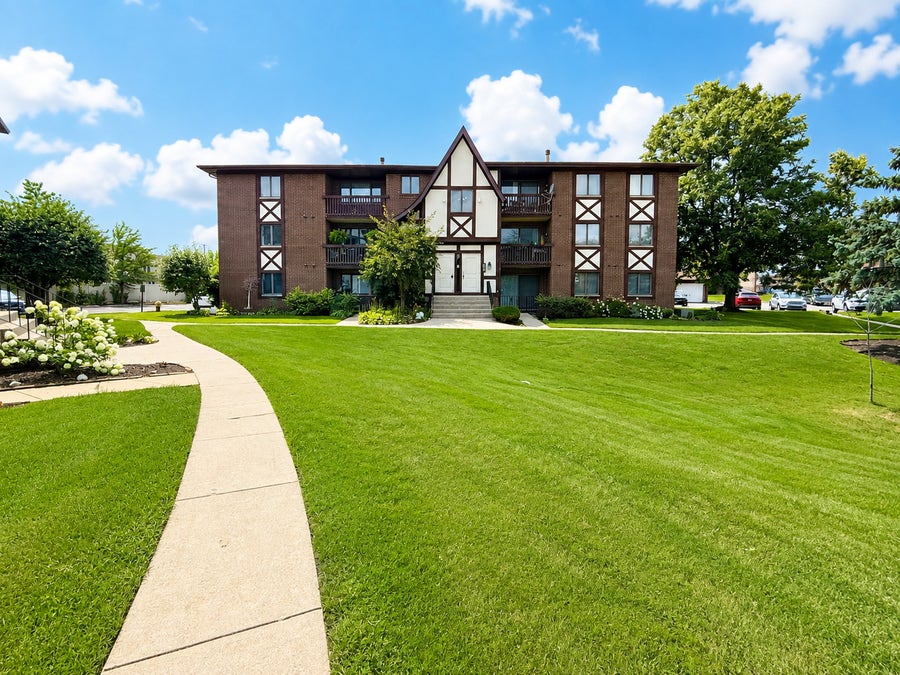 Property photo for 10572 S Palos Place, #D, Palos Hills, IL