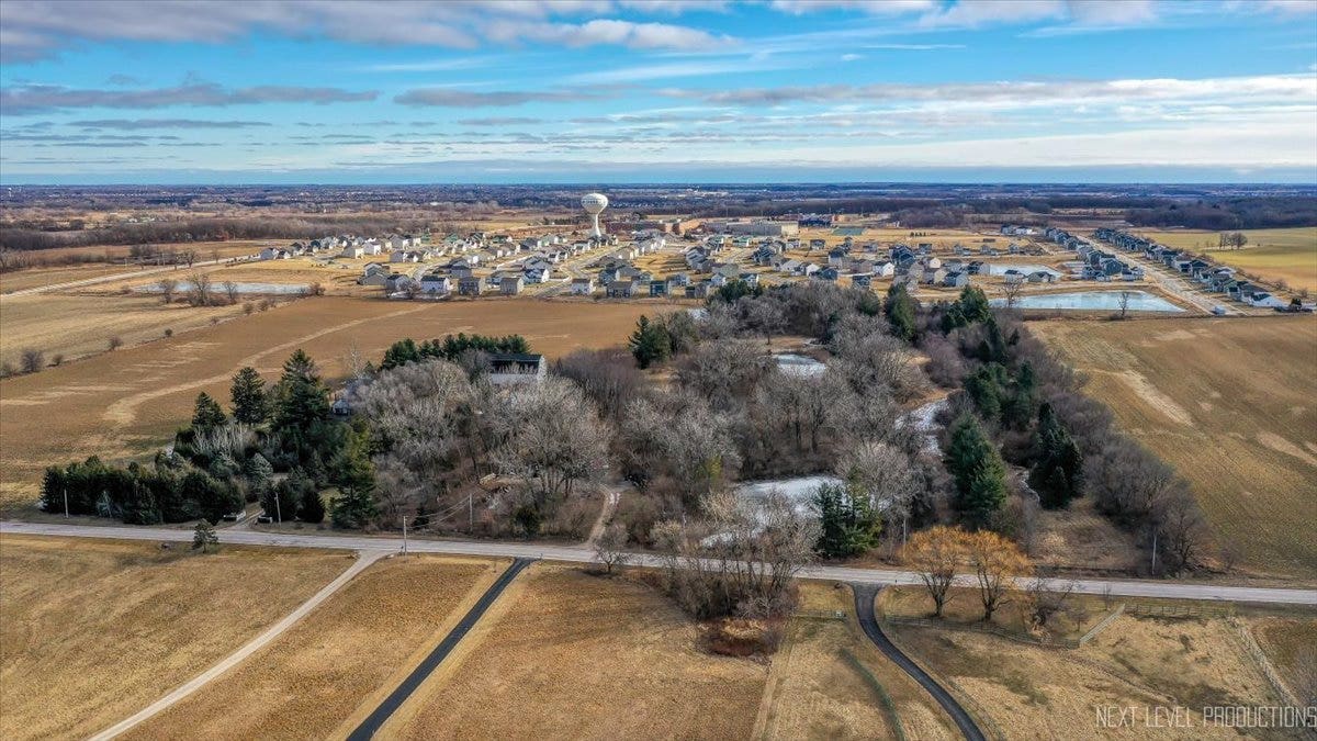 17N753 Widmayer Road, Hampshire, IL 60140