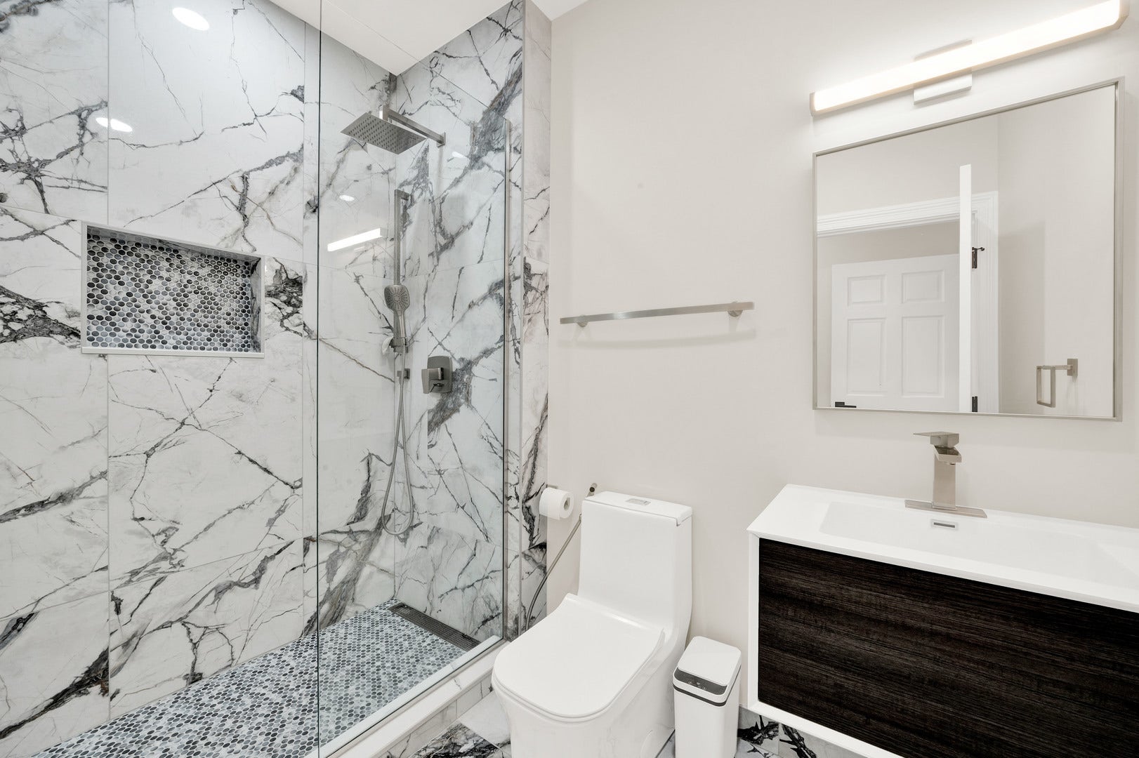 5 S Meadow Court, South Barrington, IL 60010 Main level private bathroom within bedroom