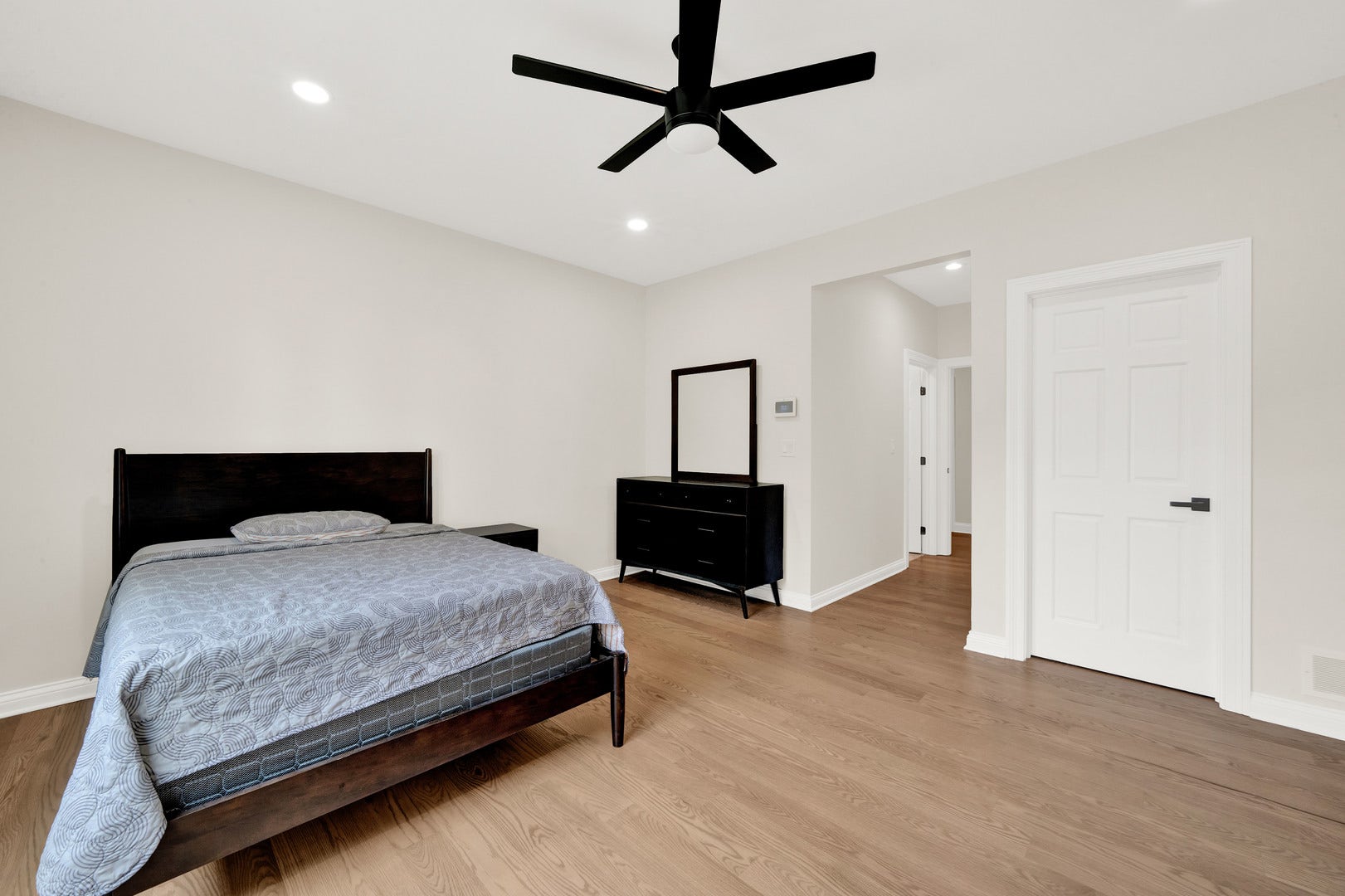 5 S Meadow Court, South Barrington, IL 60010 Main level bedroom