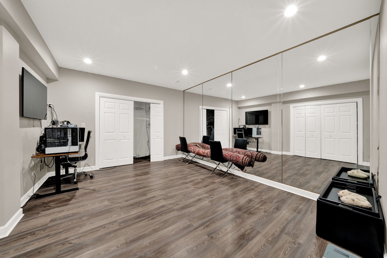 5 S Meadow Court, South Barrington, IL 60010 Basement bedroom