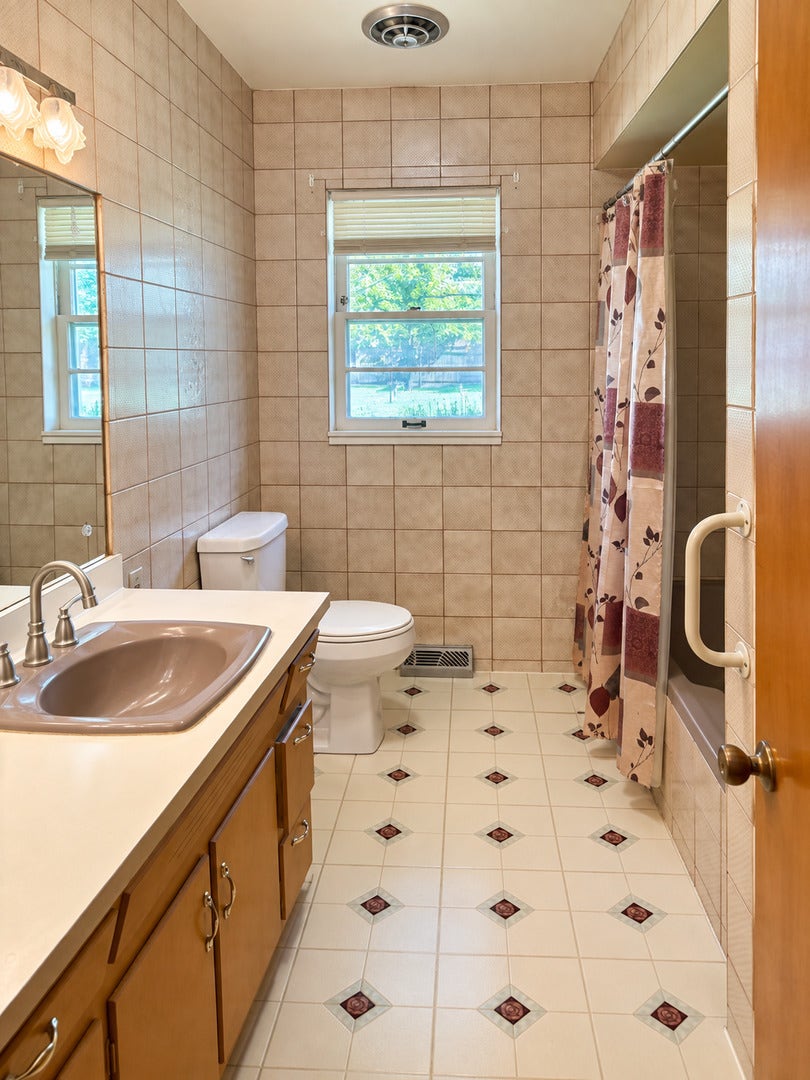 1004 Magnolia Drive, Joliet, IL 60435 1004 Magnolia Drive, Joliet, IL 60435