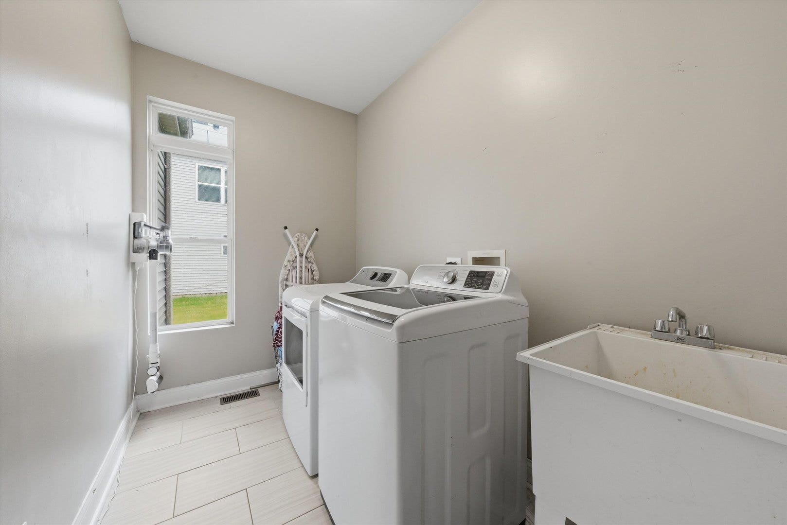 1571 Woodland Lane, Bolingbrook, IL 60490 1571 Woodland Lane, Bolingbrook, IL 60490