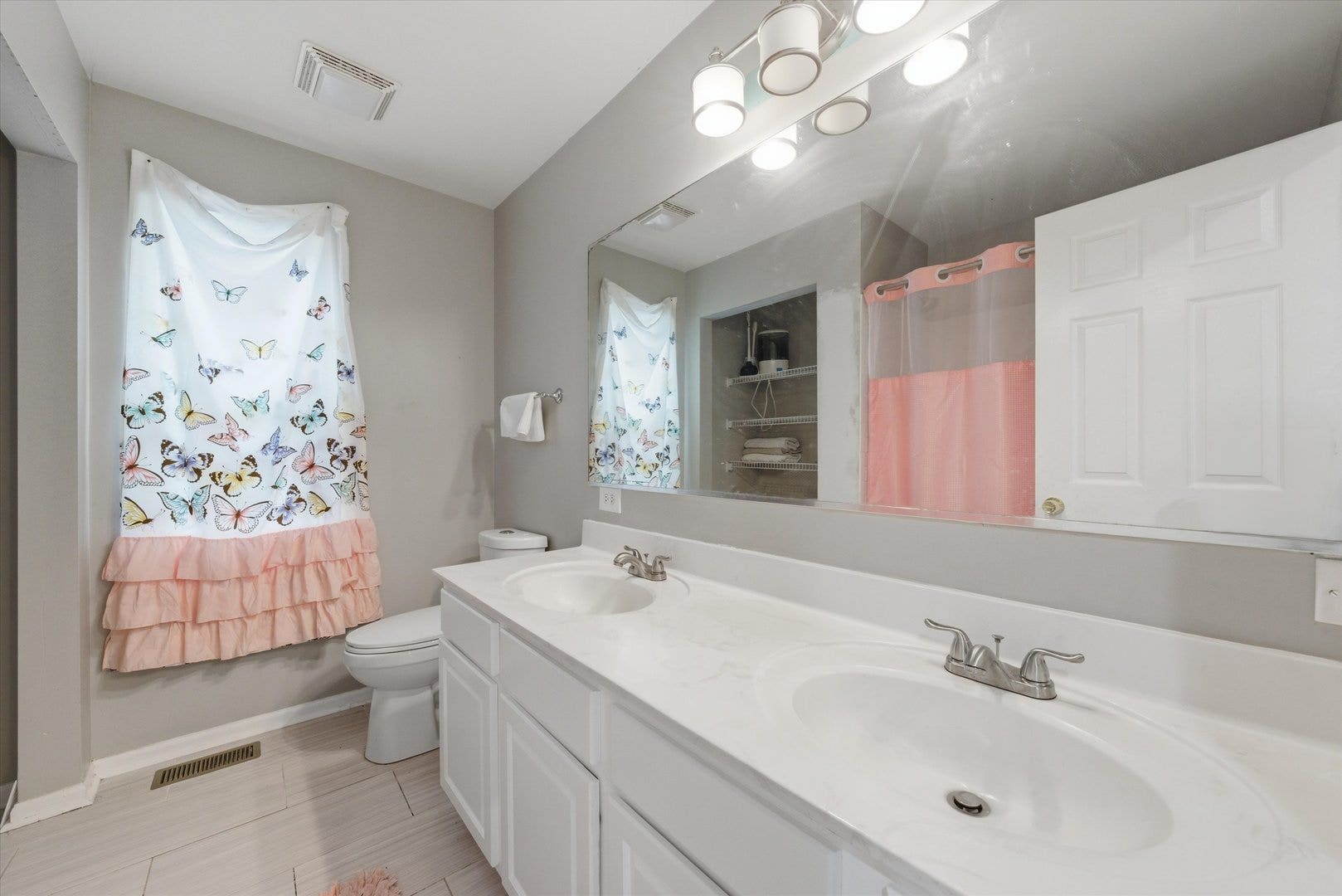 1571 Woodland Lane, Bolingbrook, IL 60490 1571 Woodland Lane, Bolingbrook, IL 60490