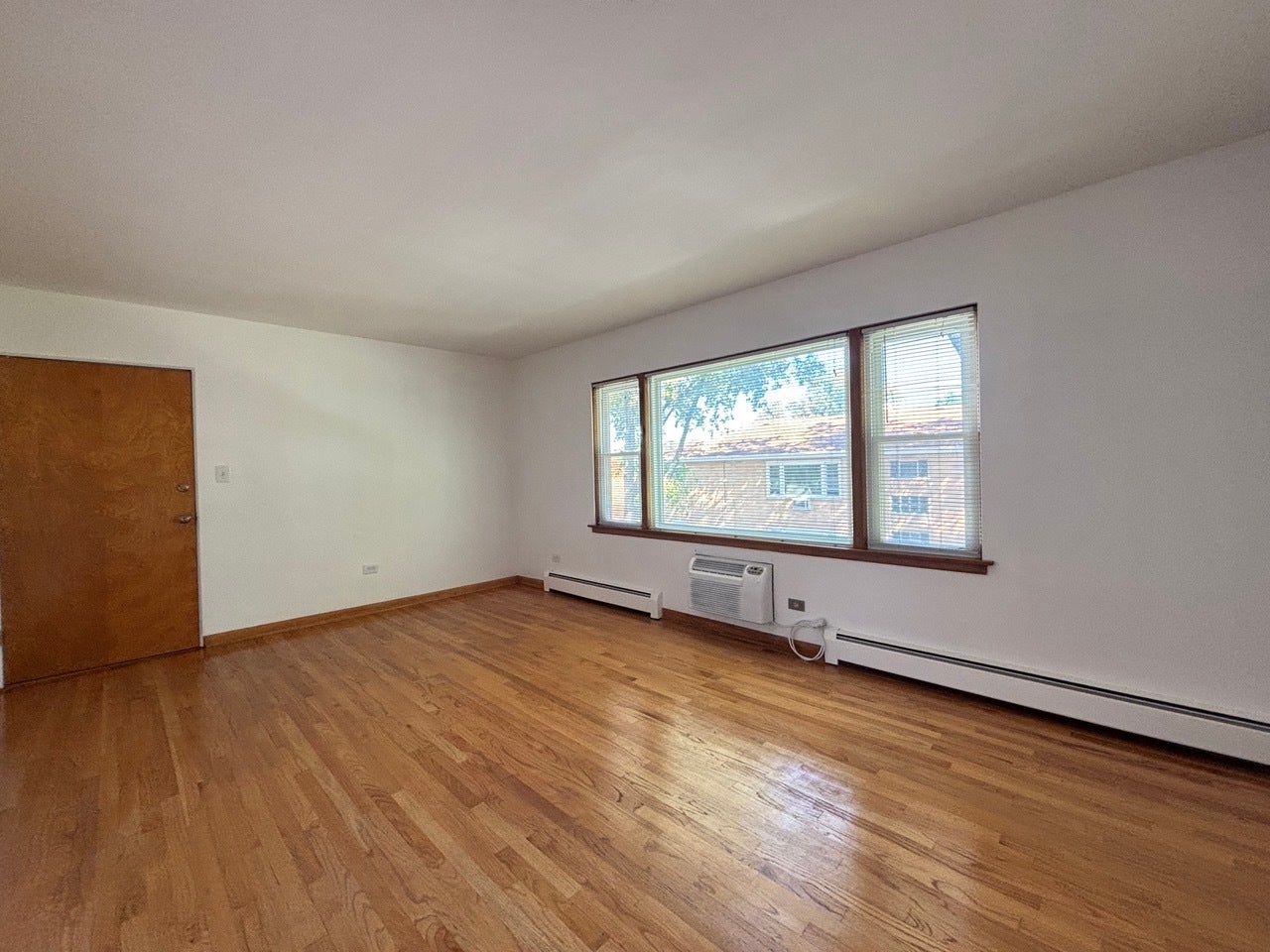 16 2ND Street, #F, Downers Grove, IL 60515 Living rm