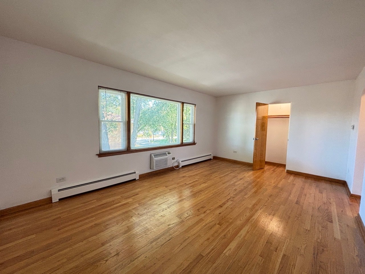 16 2ND Street, #F, Downers Grove, IL 60515 Living rm