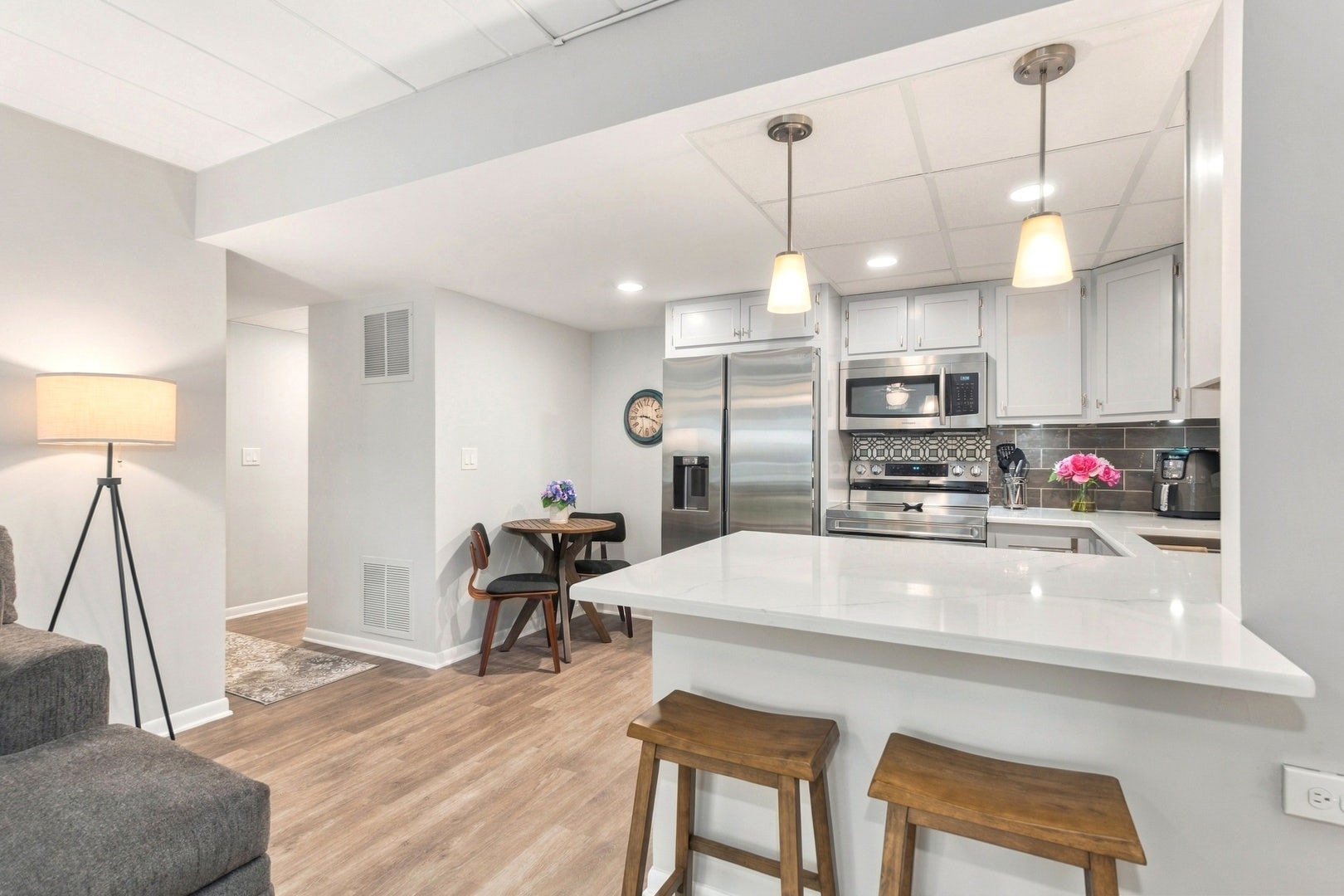 5300 Walnut Avenue, #17A, Downers Grove, IL 60515 5300 Walnut Avenue, #17A, Downers Grove, IL 60515