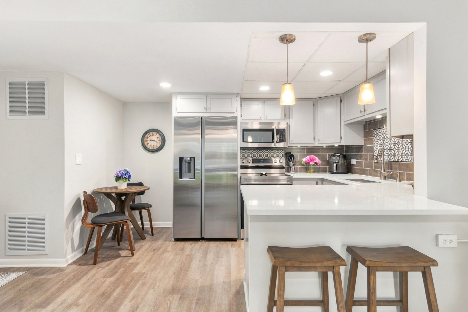 5300 Walnut Avenue, #17A, Downers Grove, IL 60515 5300 Walnut Avenue, #17A, Downers Grove, IL 60515