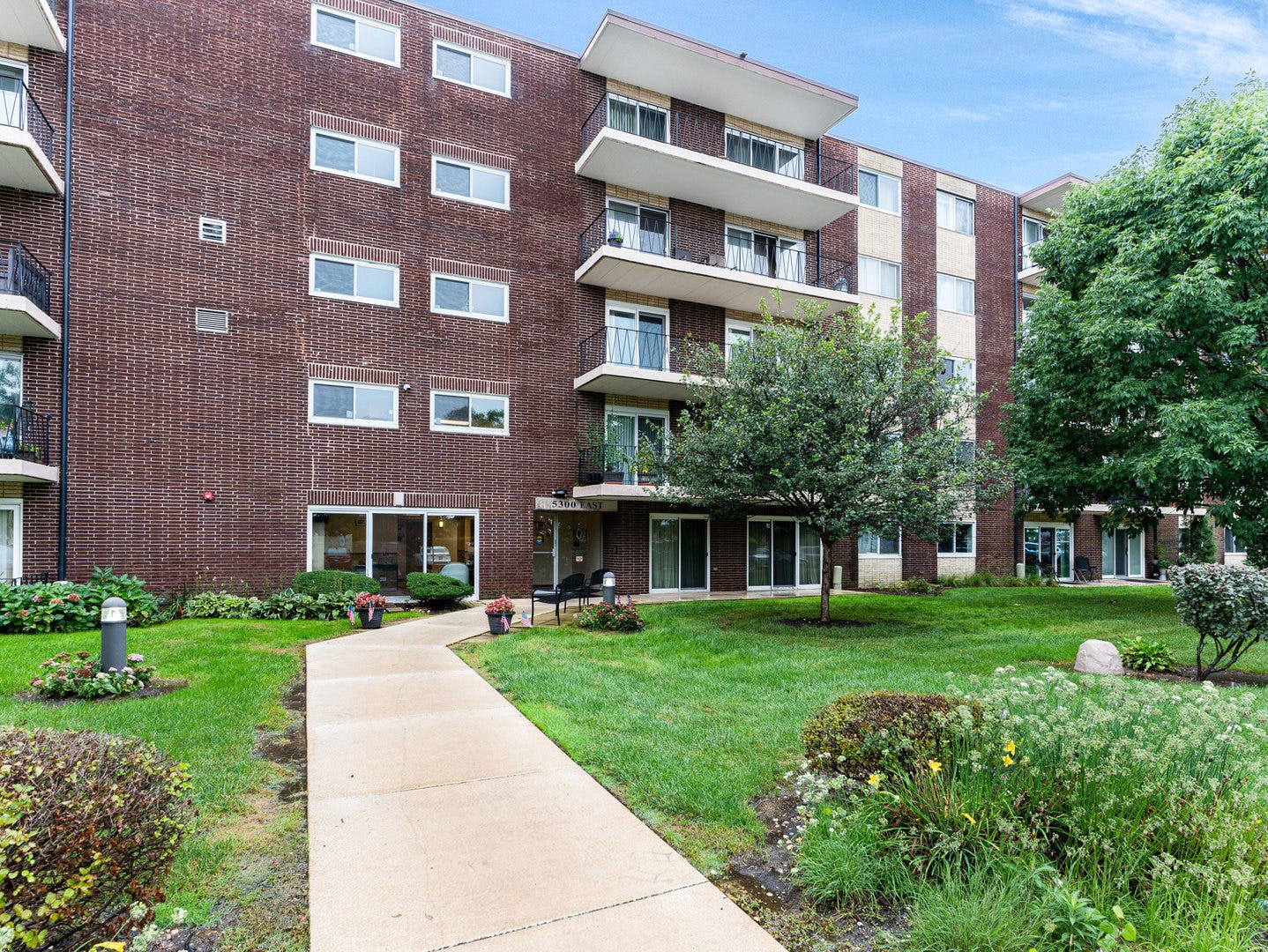 5300 Walnut Avenue, #17A, Downers Grove, IL 60515 5300 Walnut Avenue, #17A, Downers Grove, IL 60515