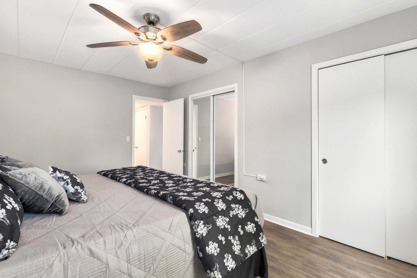 5300 Walnut Avenue, #17A, Downers Grove, IL 60515 5300 Walnut Avenue, #17A, Downers Grove, IL 60515