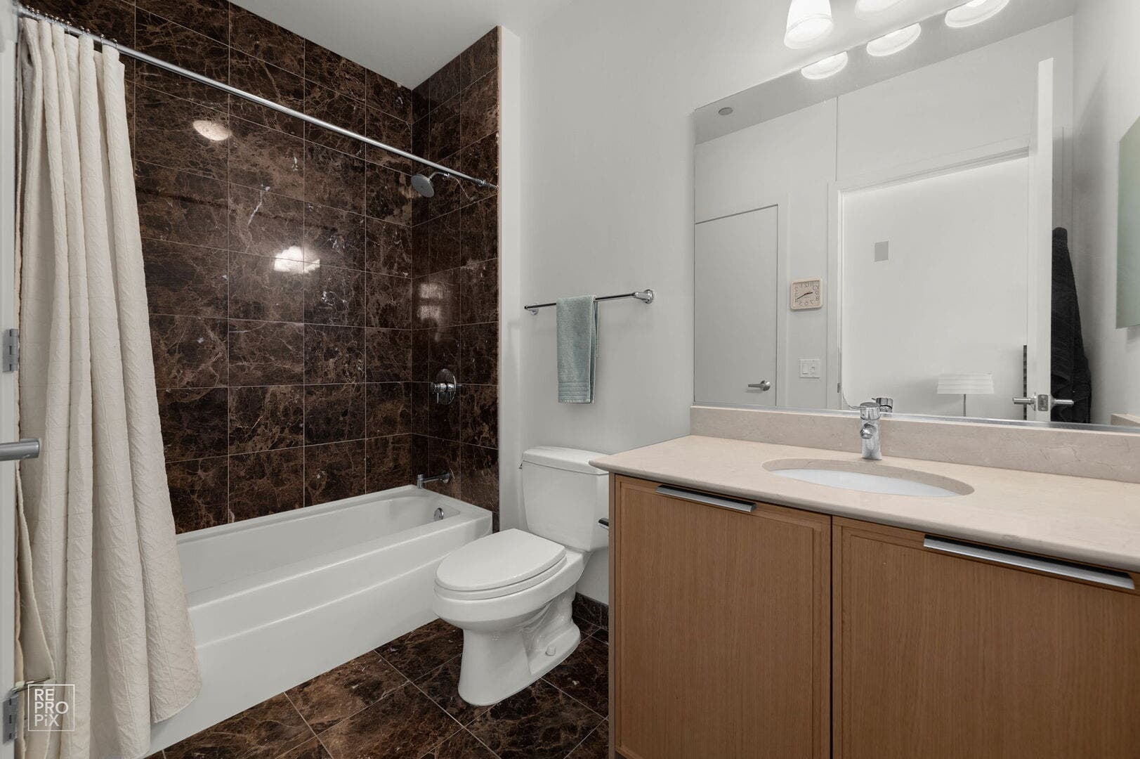 225 N Columbus Drive, #8006, Chicago, IL 60601 225 N Columbus Drive, #8006, Chicago, IL 60601