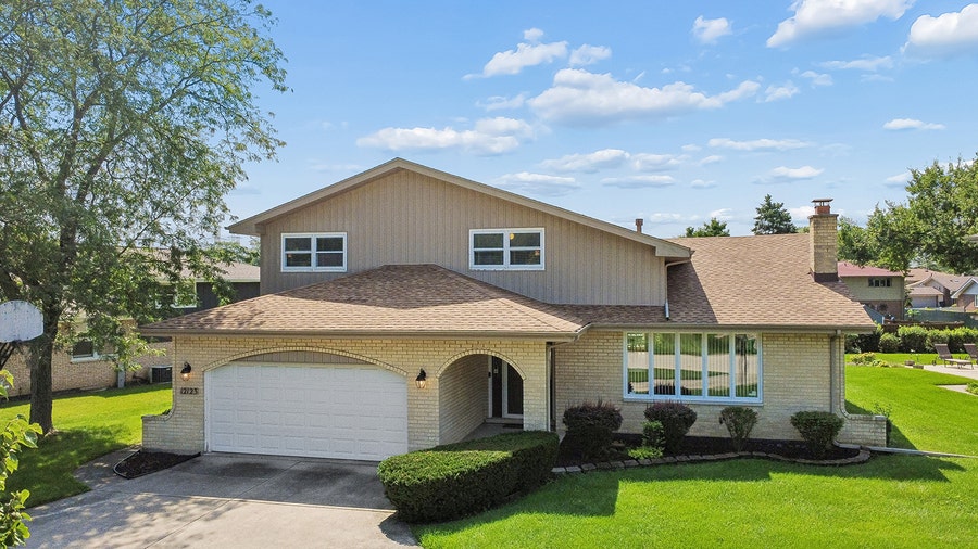 Property photo for 12123 Lake View Drive, Orland Park, IL
