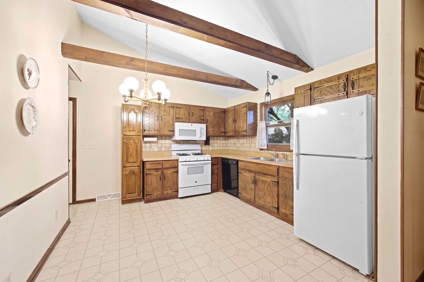 1300 N Lyle Avenue, Elgin, IL 60123 1300 N Lyle Avenue, Elgin, IL 60123