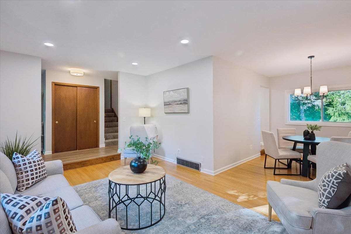 921 Bartlett Terrace, Libertyville, IL 60048 921 Bartlett Terrace, Libertyville, IL 60048