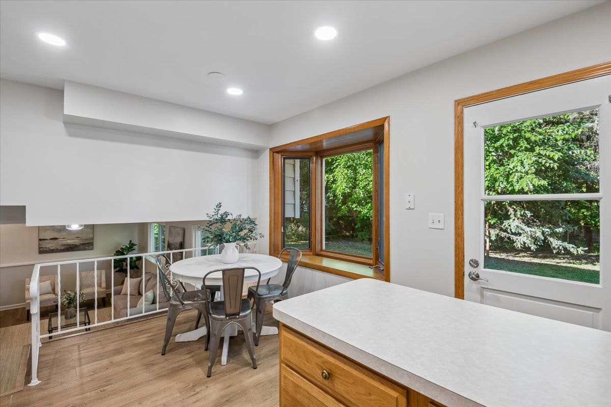 921 Bartlett Terrace, Libertyville, IL 60048 921 Bartlett Terrace, Libertyville, IL 60048