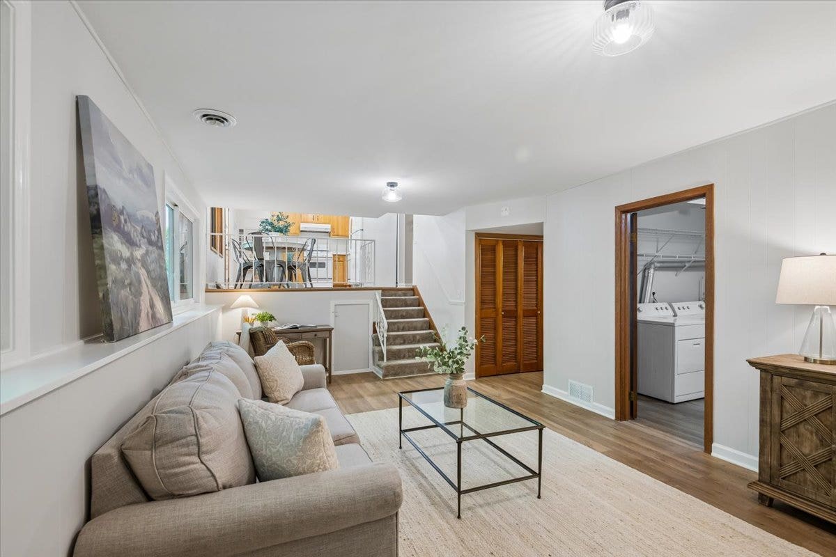 921 Bartlett Terrace, Libertyville, IL 60048 921 Bartlett Terrace, Libertyville, IL 60048