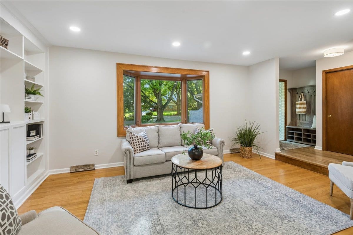 921 Bartlett Terrace, Libertyville, IL 60048 921 Bartlett Terrace, Libertyville, IL 60048