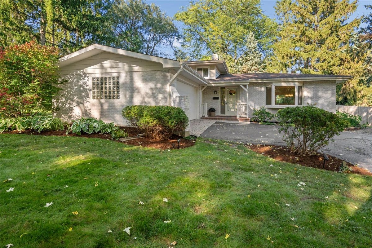 921 Bartlett Terrace, Libertyville, IL 60048 921 Bartlett Terrace, Libertyville, IL 60048