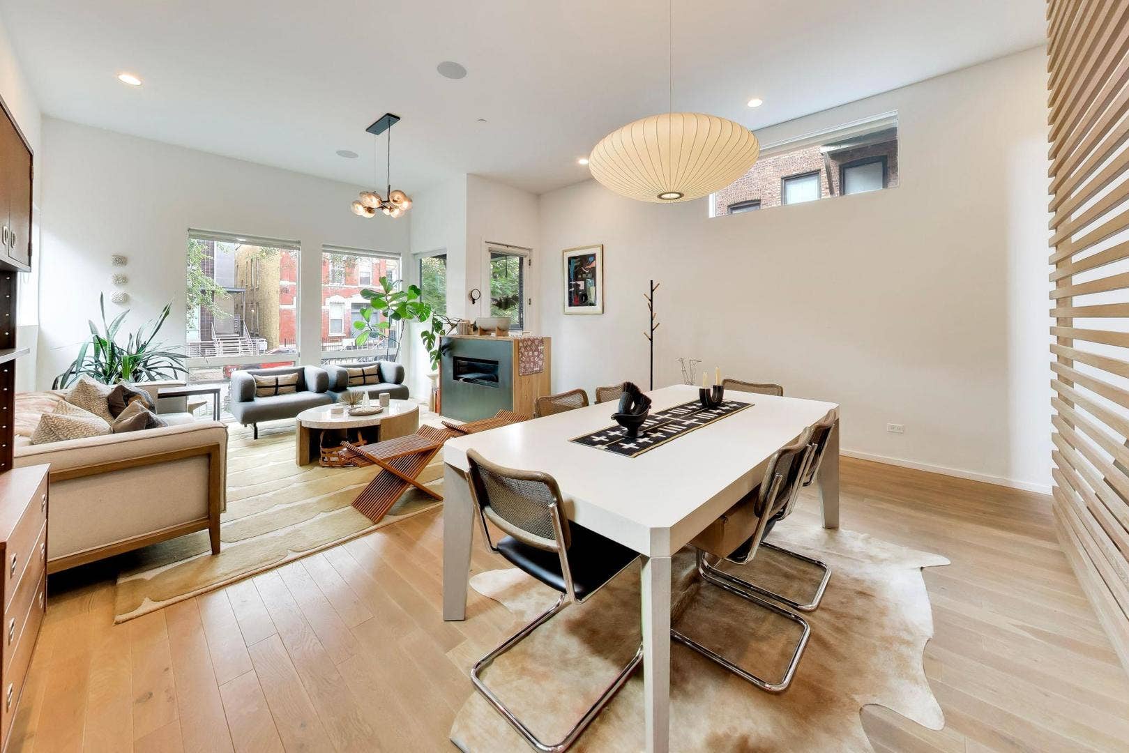 2071 N OAKLEY Avenue, Chicago, IL 60647