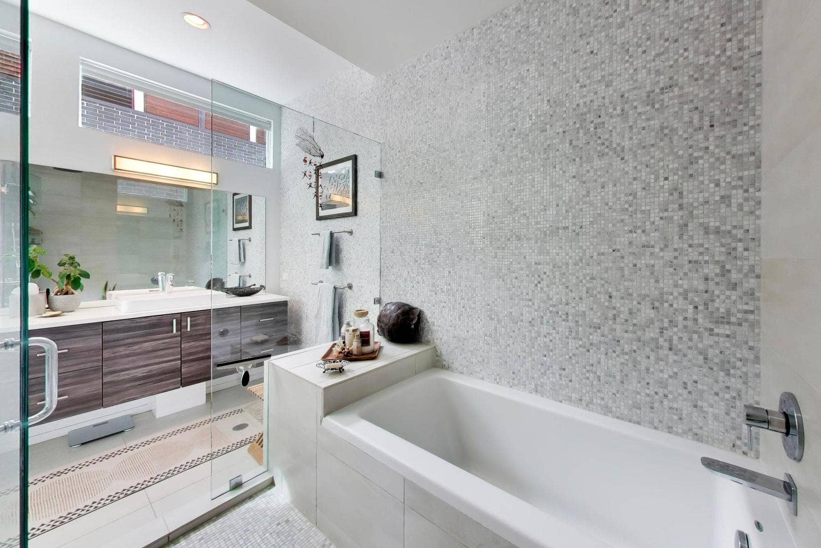 2071 N OAKLEY Avenue, Chicago, IL 60647